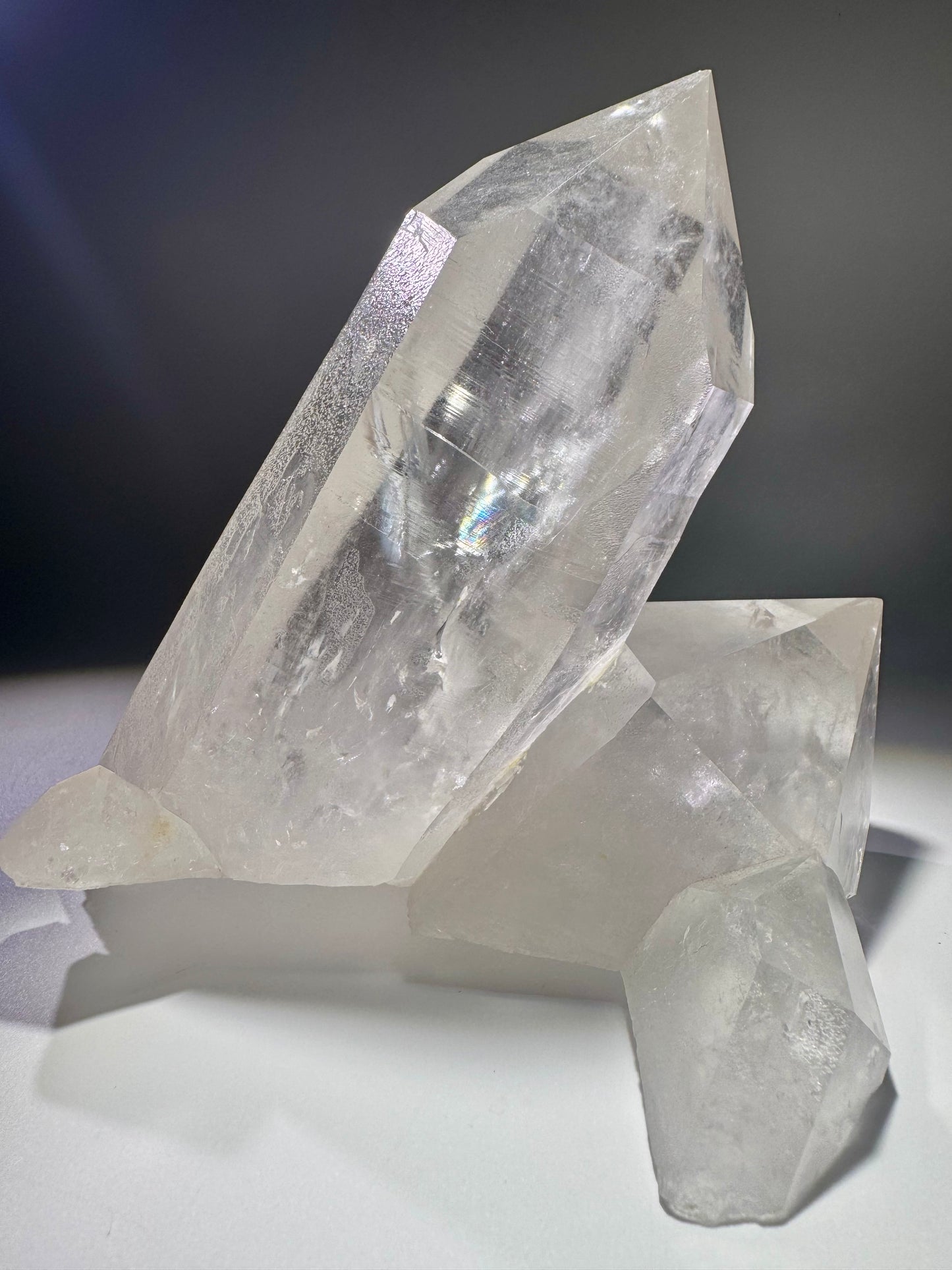 Lemurian Bergkristall-Cluster mit zwei perfekten Spitzen – 13 cm hoch, 14 cm lang, 593 g – Extraklar & unbehandelt aus Brasilien