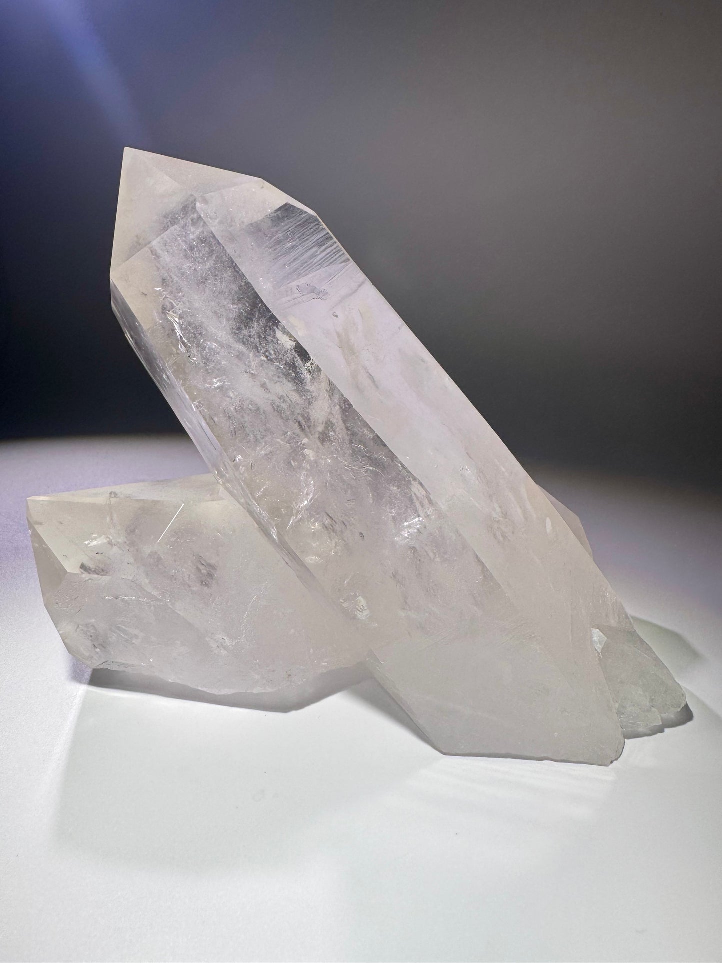Lemurian Bergkristall-Cluster mit zwei perfekten Spitzen – 13 cm hoch, 14 cm lang, 593 g – Extraklar & unbehandelt aus Brasilien