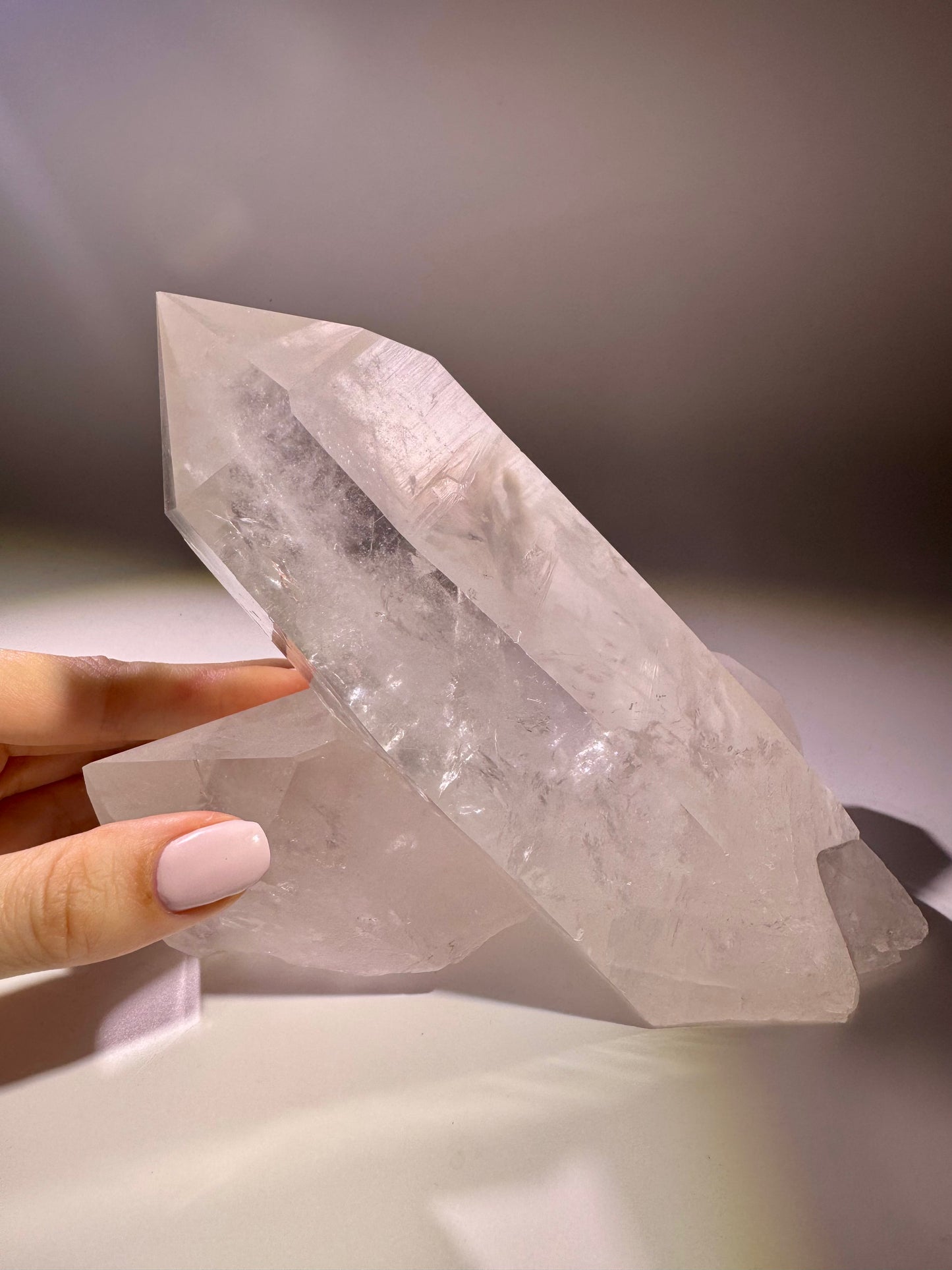 Lemurian Bergkristall-Cluster mit zwei perfekten Spitzen – 13 cm hoch, 14 cm lang, 593 g – Extraklar & unbehandelt aus Brasilien