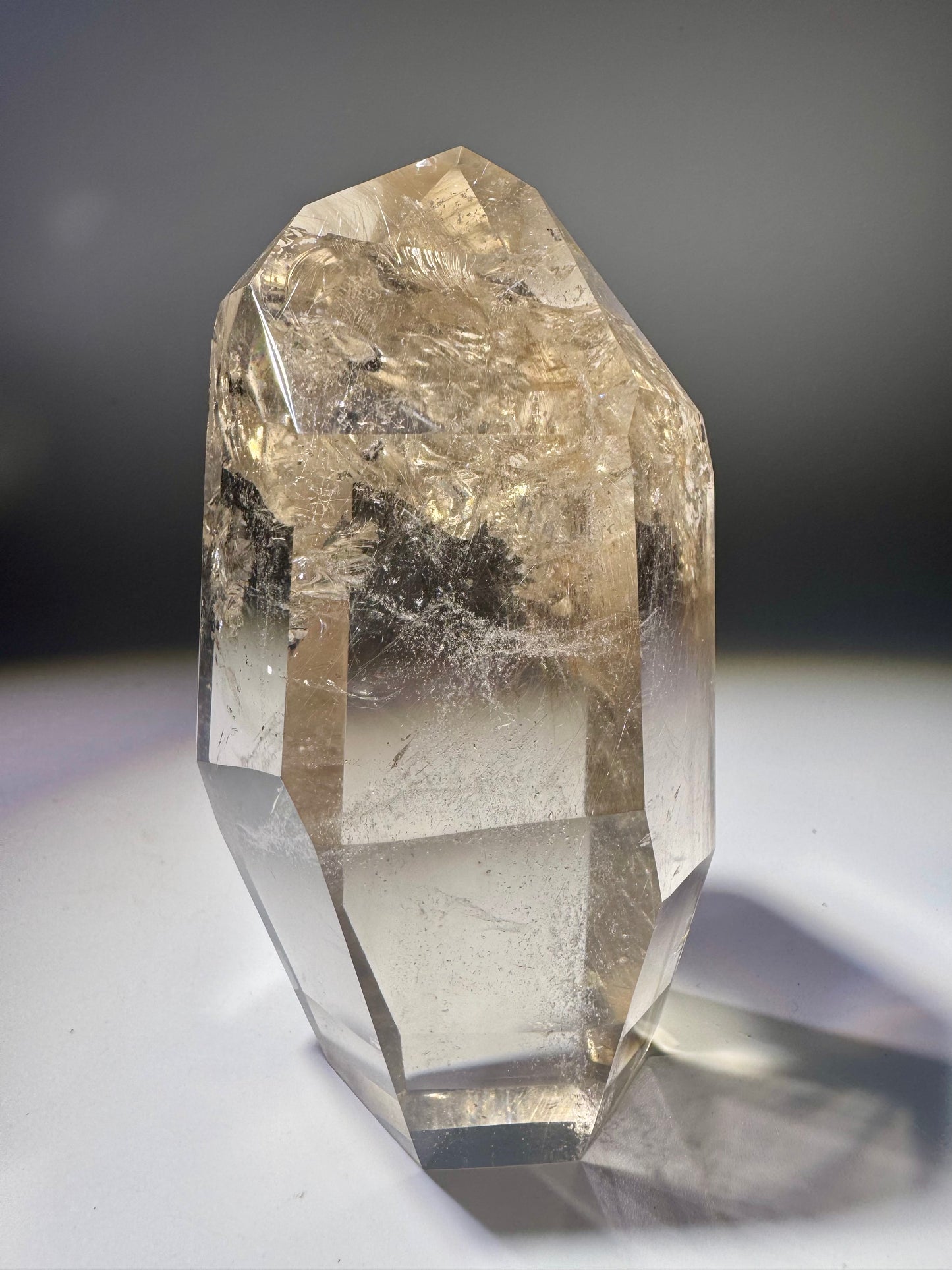 Glasklare Golden Rutil Kristallspitze 10,5 cm – Rauchquarz mit Regenbogen & Rutilnadeln aus Brasilien