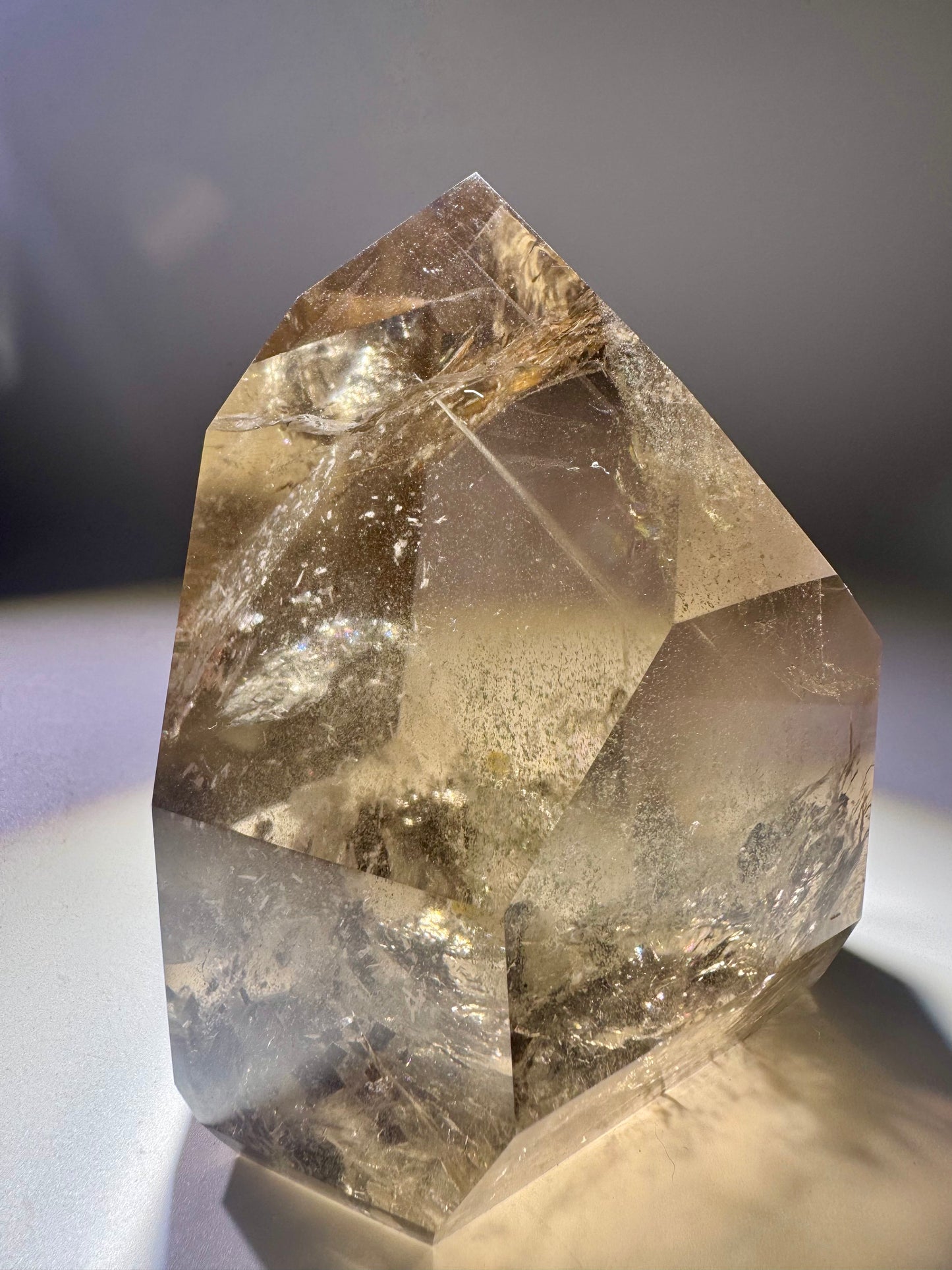 Exklusive Rauchquarzspitze 9,5 cm – mit Phantomen & Regenbogen, 754 g, champagnerfarben & extraklar aus Brasilien