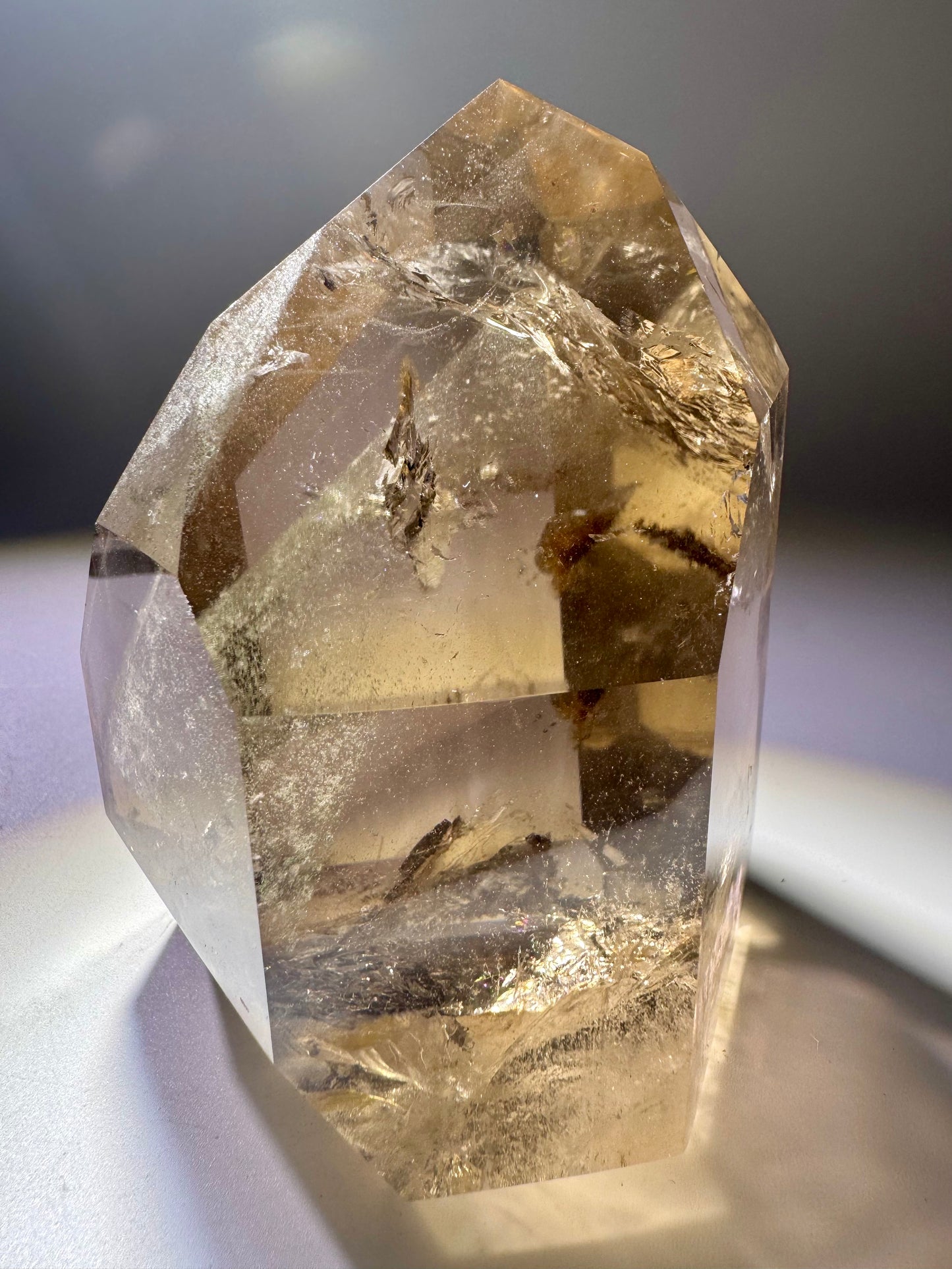 Exklusive Rauchquarzspitze 9,5 cm – mit Phantomen & Regenbogen, 754 g, champagnerfarben & extraklar aus Brasilien
