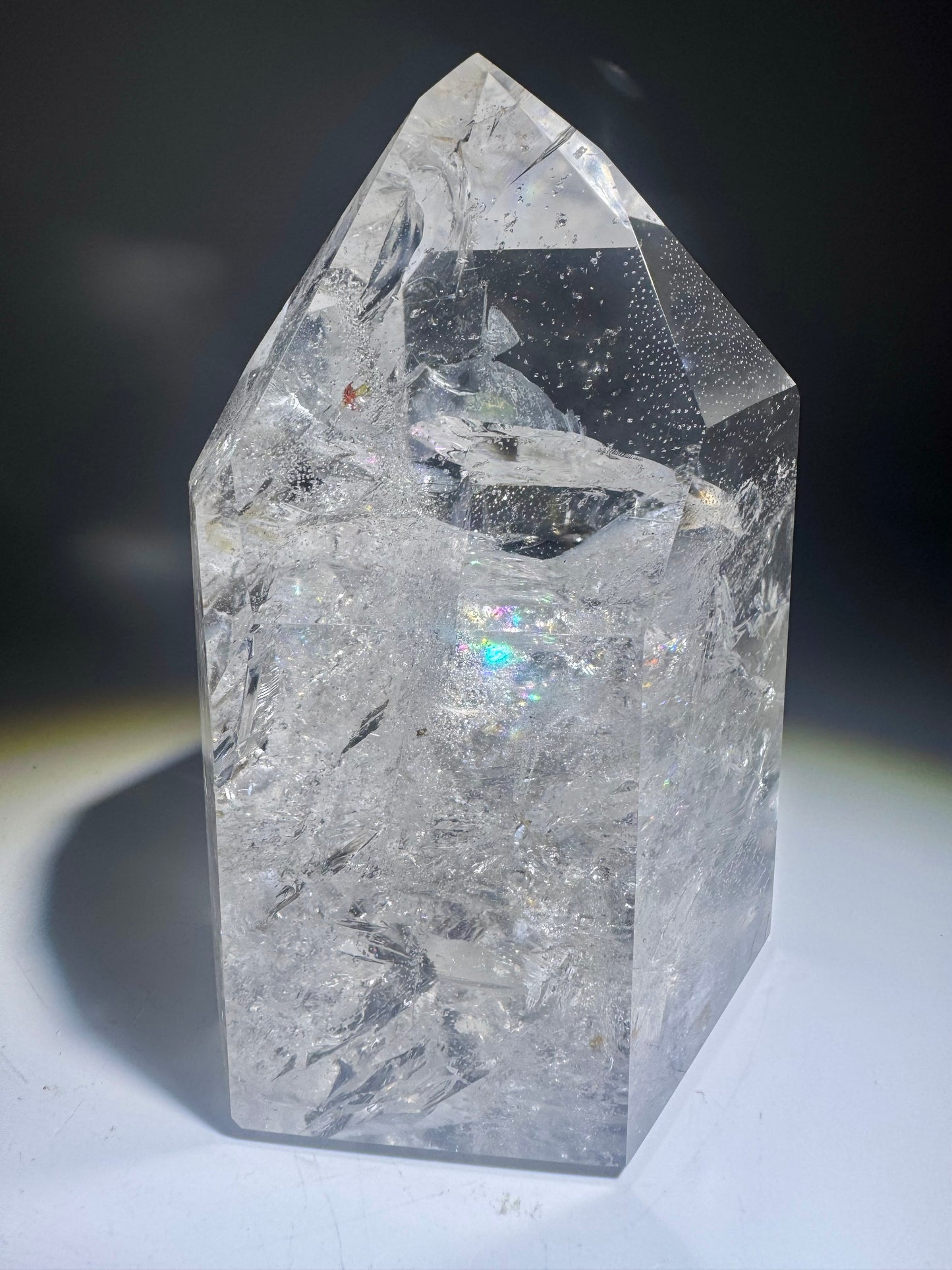 Pointe de cristal lémurienne ultra-claire de Bahia, Brésil – 19 cm, 1,68 kg – Arc-en-ciel, feu et transparence exceptionnelle