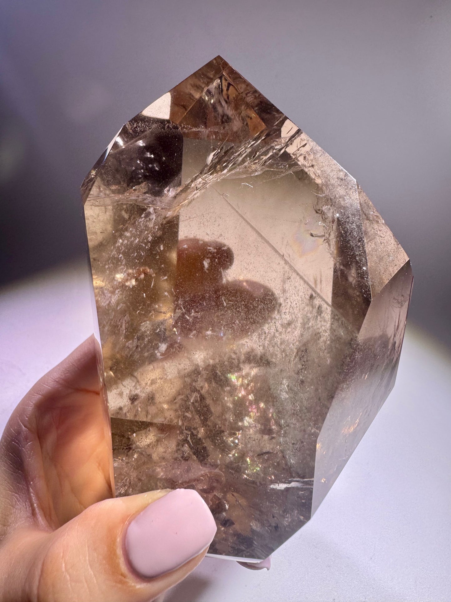 Exklusive Rauchquarzspitze 9,5 cm – mit Phantomen & Regenbogen, 754 g, champagnerfarben & extraklar aus Brasilien
