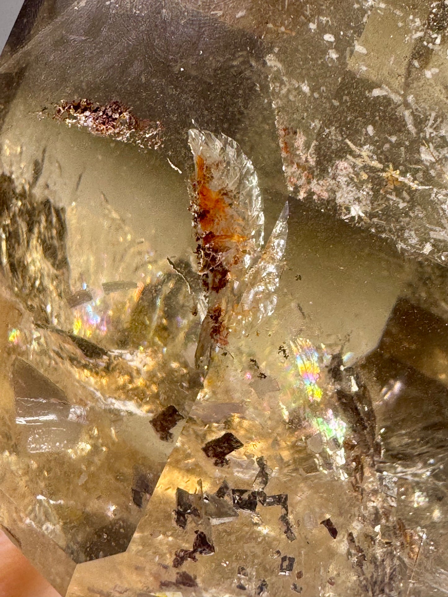 Exklusive Rauchquarzspitze 9,5 cm – mit Phantomen & Regenbogen, 754 g, champagnerfarben & extraklar aus Brasilien