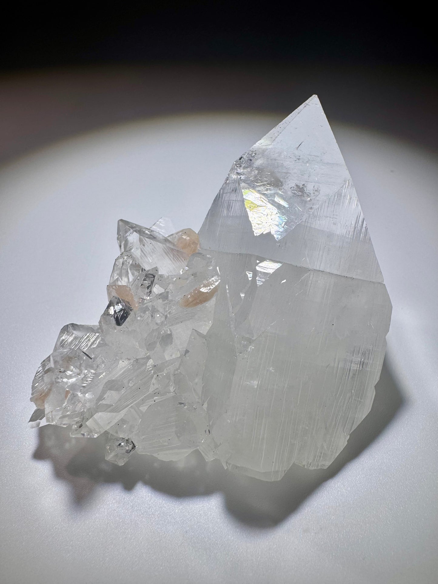 Diamond Apophyllite Kristall mit Desmin Einschlüssen – 6x6 cm – Funkelnde Premiumqualität