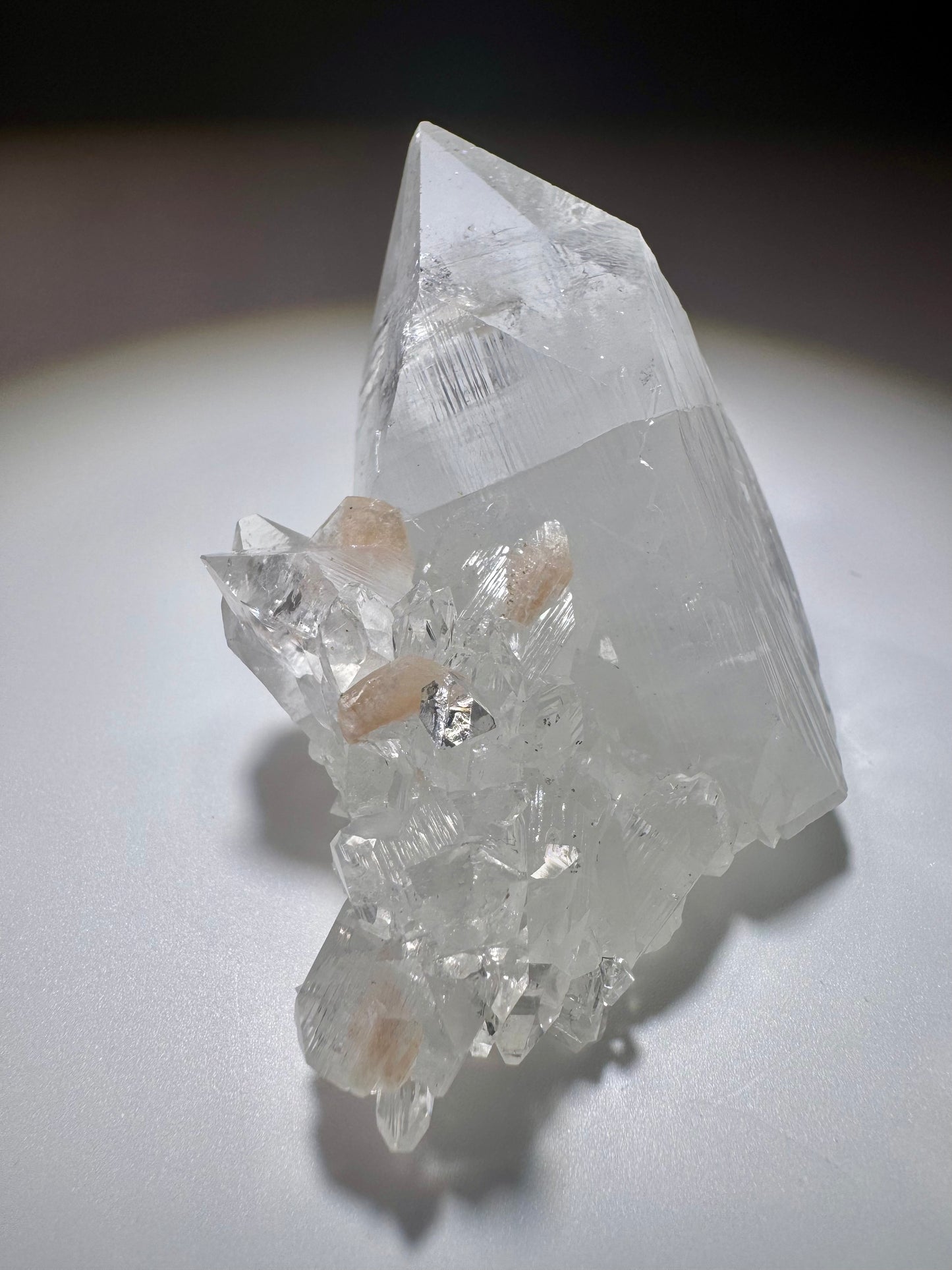 Diamond Apophyllite Kristall mit Desmin Einschlüssen – 6x6 cm – Funkelnde Premiumqualität
