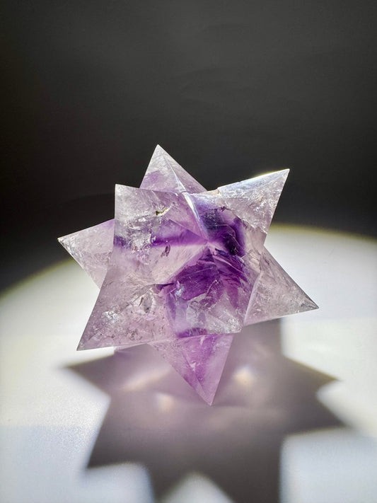 Merkaba Phantom Amethyst 8,5 cm – Regenbogen Heilstein Stern