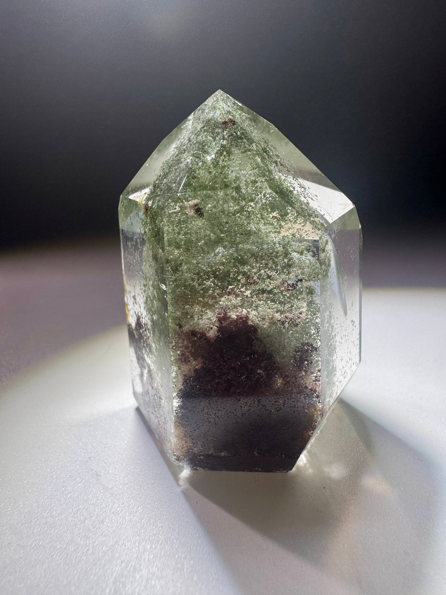Kristallklarer Gartenquarz (Lodolit) mit Chlorit & Hämatit – 4,6 cm – Seltenes Inklusions-Unikat aus Brasilien