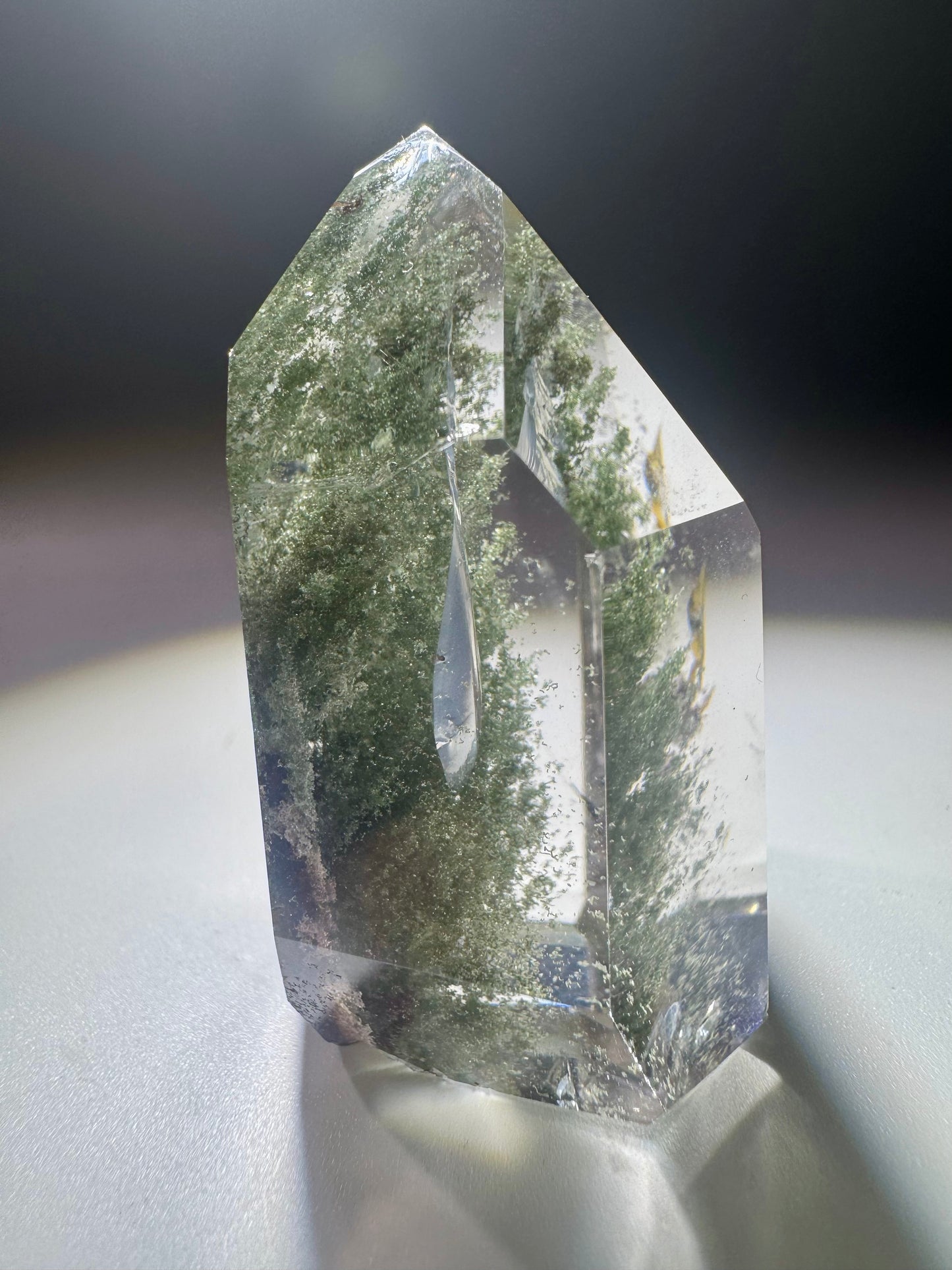 Kristallklarer Gartenquarz (Lodolit) mit Chlorit & Hämatit – 4,6 cm – Seltenes Inklusions-Unikat aus Brasilien