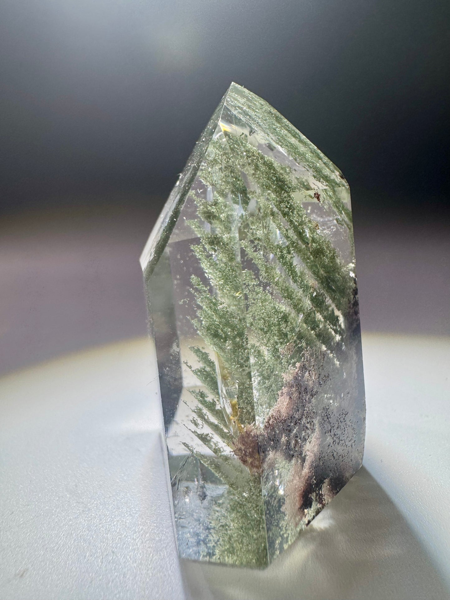 Kristallklarer Gartenquarz (Lodolit) mit Chlorit & Hämatit – 4,6 cm – Seltenes Inklusions-Unikat aus Brasilien