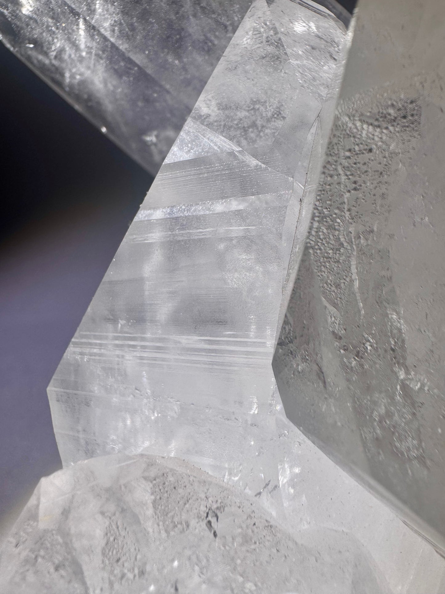 Lemurian Bergkristall Cluster mit fünf perfekten Spitzen & Lemurian Linien, 1,2 kg, 14 cm, extraklar – Minas Gerais, Brasilien