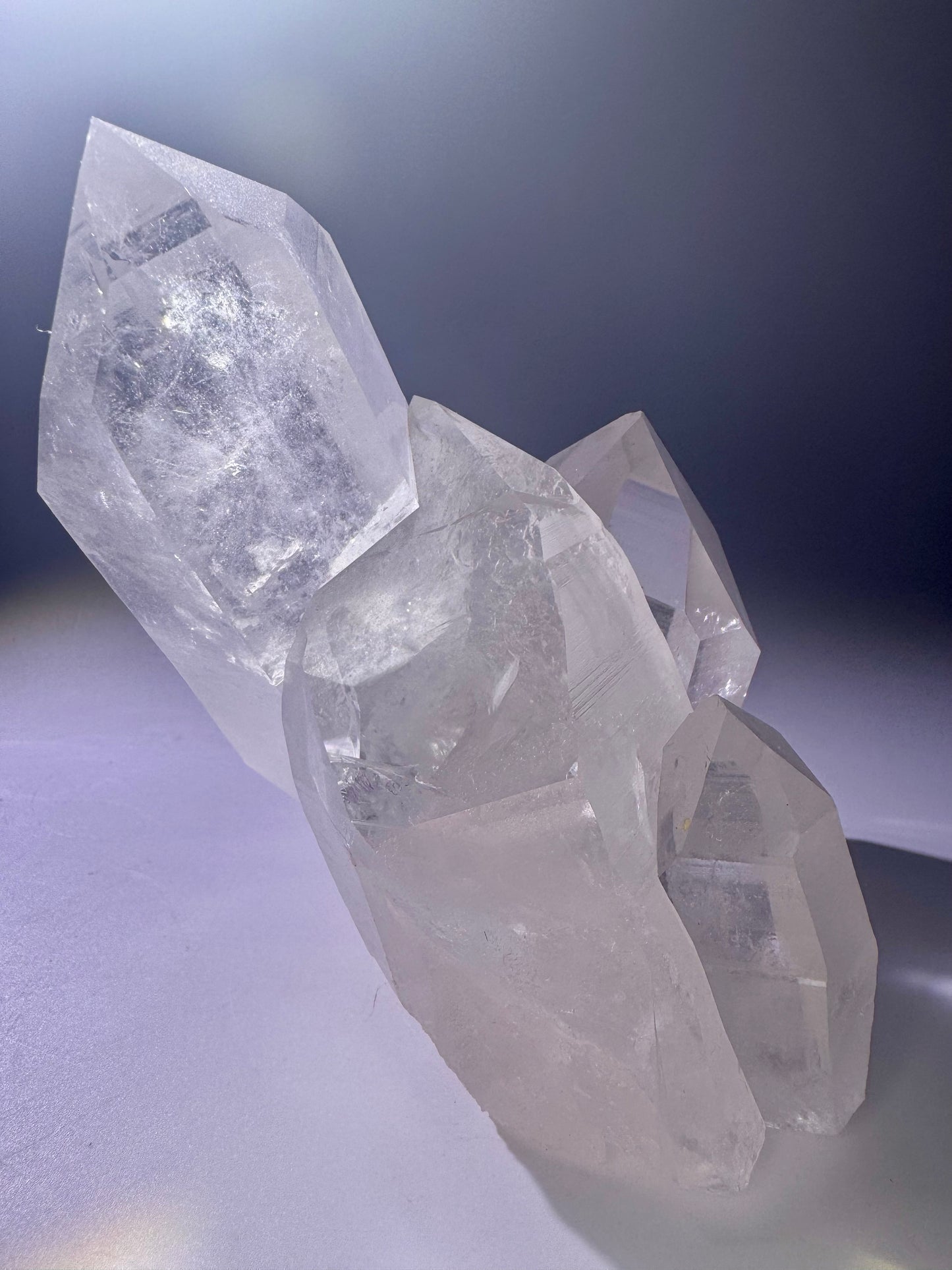 Lemurian Bergkristall Cluster mit fünf perfekten Spitzen & Lemurian Linien, 1,2 kg, 14 cm, extraklar – Minas Gerais, Brasilien