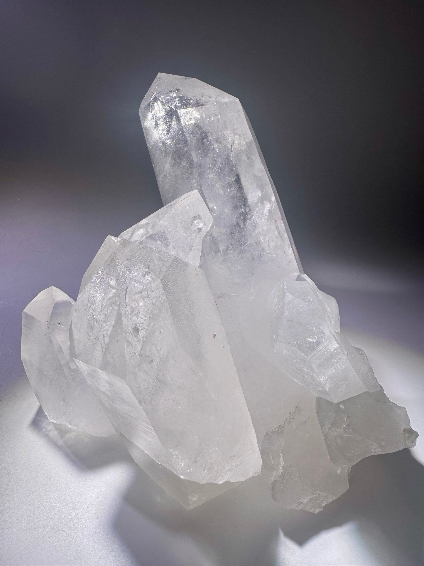 Lemurian Bergkristall Cluster mit fünf perfekten Spitzen & Lemurian Linien, 1,2 kg, 14 cm, extraklar – Minas Gerais, Brasilien