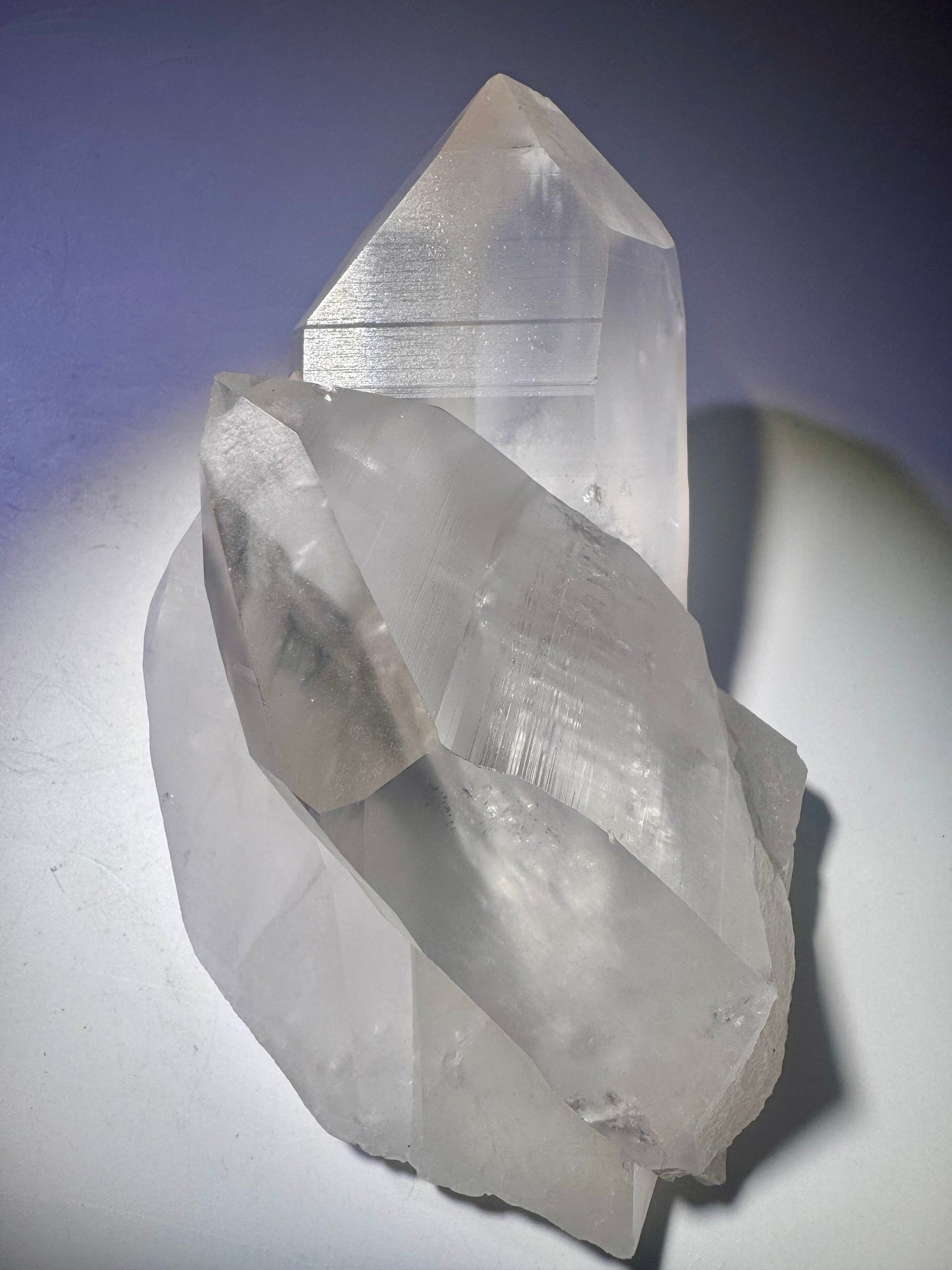 Lemurian Bergkristall Stufe, Minas Gerais – 895 g, 16 cm, extraklar & naturbelassen, Wachstumsrillen & höchste Qualität