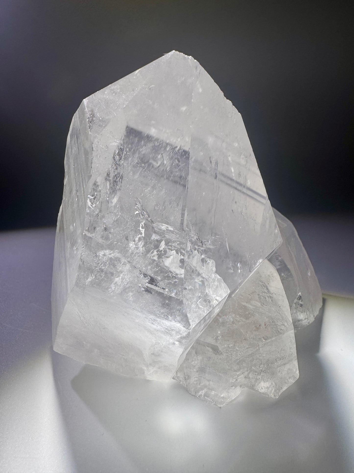 Bergkristall Spitze Lemurian mit Stufe & Innenleben aus Brasilien – 10 cm, 763 g, naturbelassen & extraklar