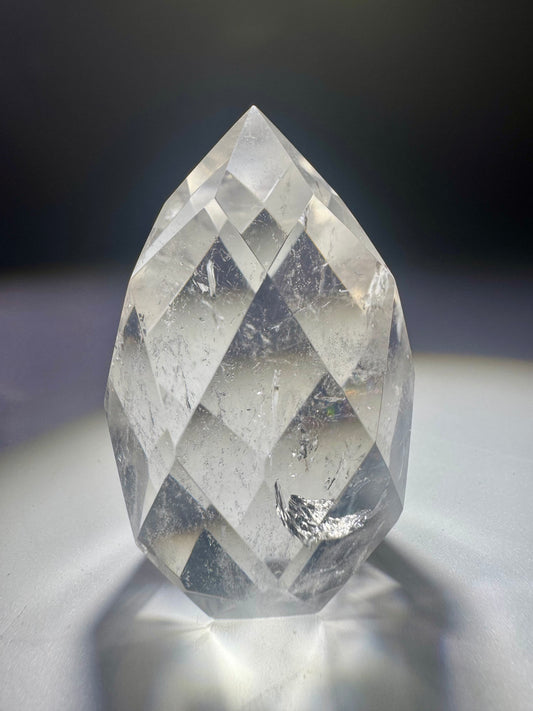 Facettiertes Bergkristall-Ornament in Klarqualität – 5.3 cm hoch & 75g – handgeschliffenes Unikat