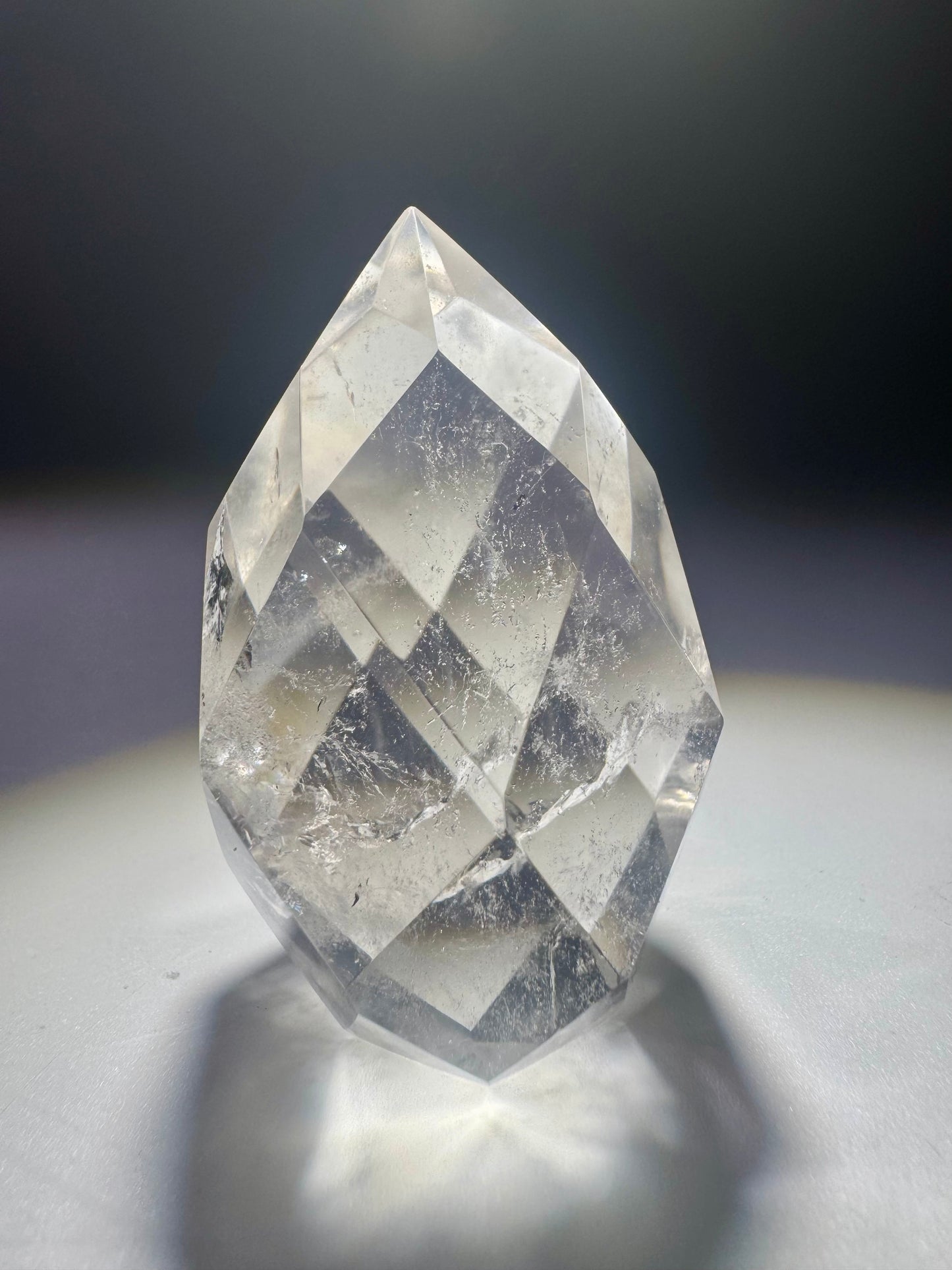 Facettiertes Bergkristall-Ornament in Klarqualität – 5.3 cm hoch & 75g – handgeschliffenes Unikat