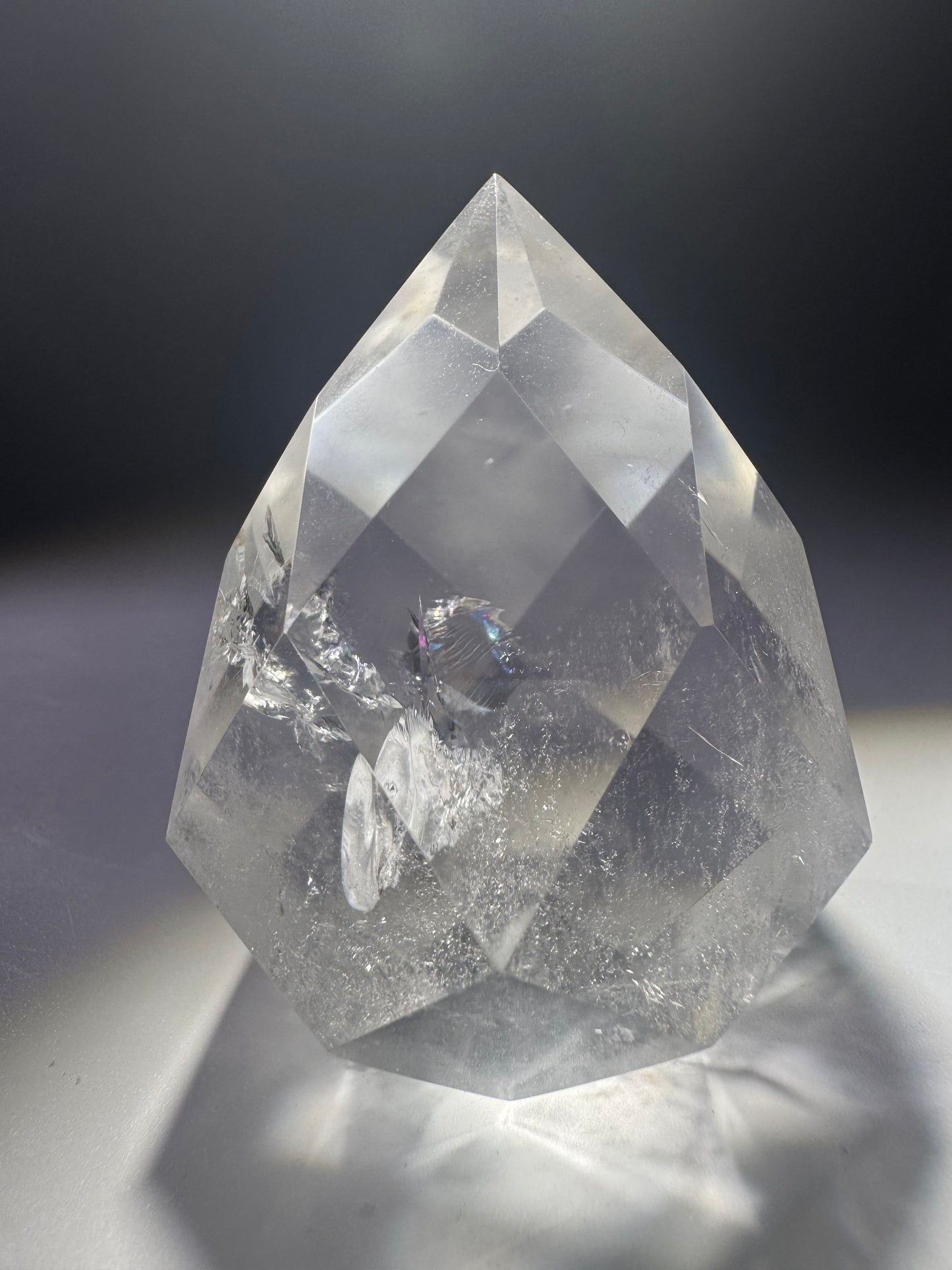Facettiertes Bergkristall-Ornament mit Regenbogen – 5.8 cm hoch & 149g – handgeschliffenes Unikat