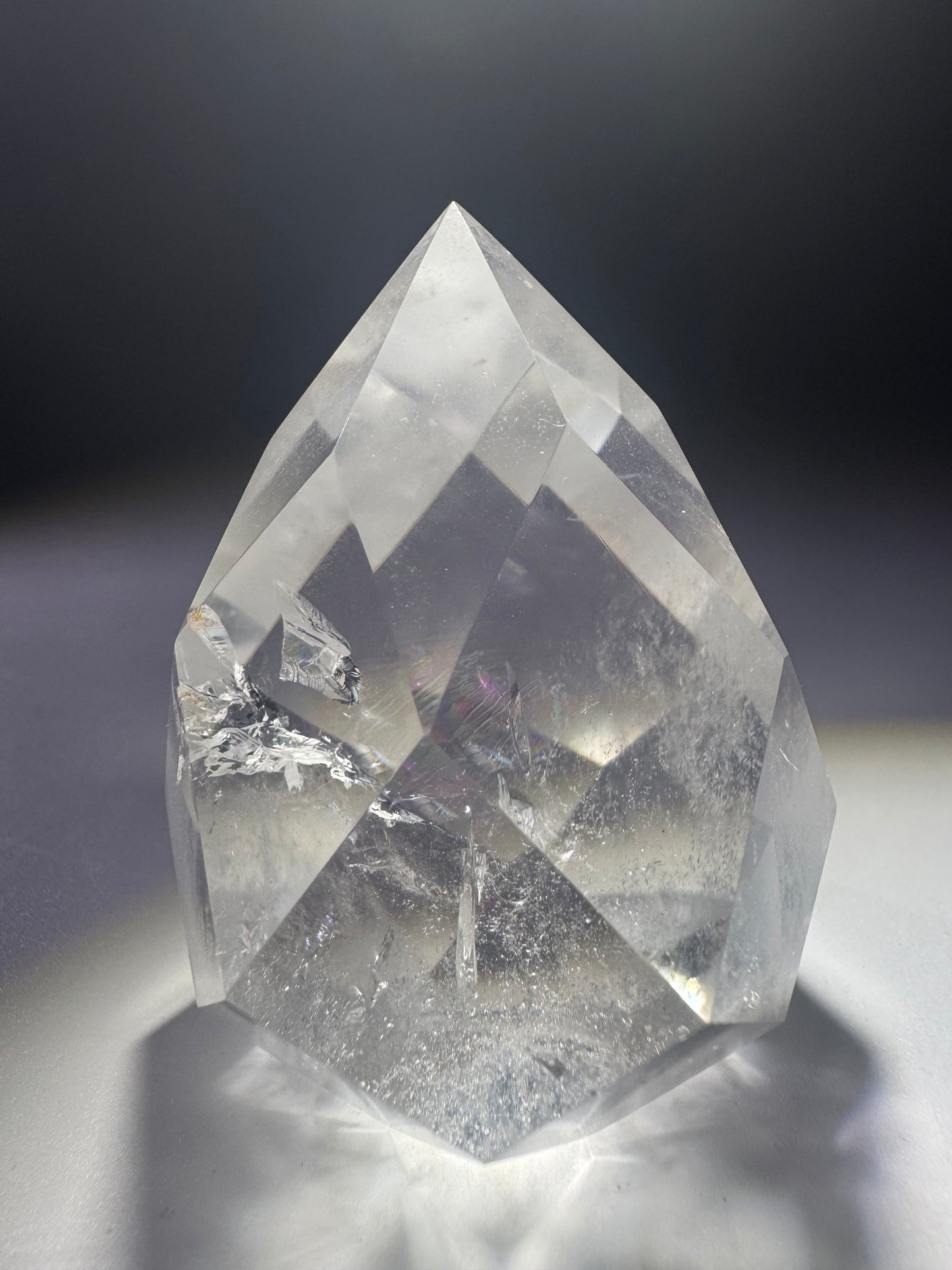 Facettiertes Bergkristall-Ornament mit Regenbogen – 5.8 cm hoch & 149g – handgeschliffenes Unikat
