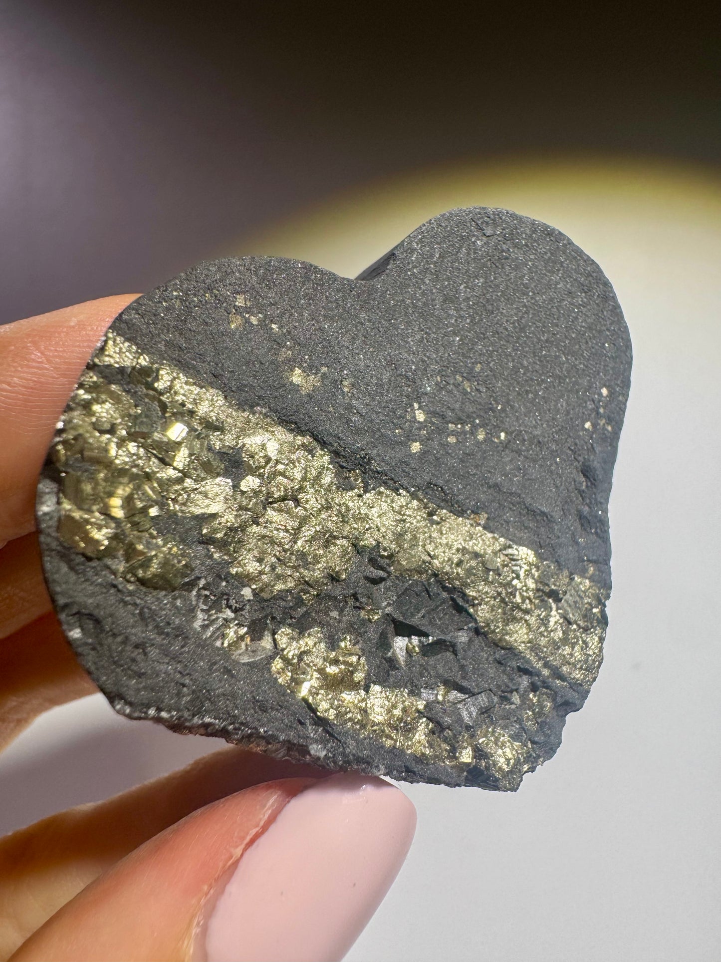 Schungit Herz mit Pyrit Kristallen aus Brasilien – 5.3 cm, 53 g, Schutzstein gegen elektromagnetische Strahlung