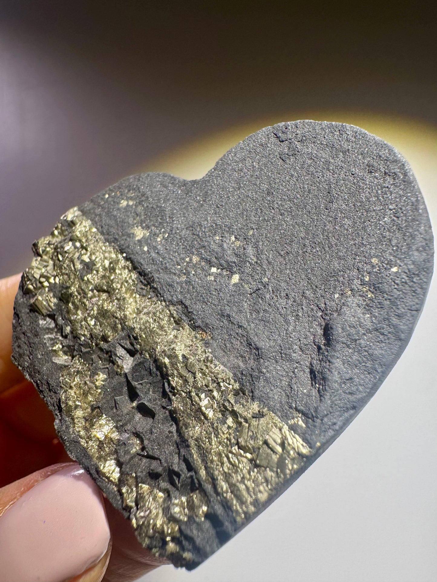 Schungit Herz mit Pyrit Kristallen aus Brasilien – 5.3 cm, 53 g, Schutzstein gegen elektromagnetische Strahlung