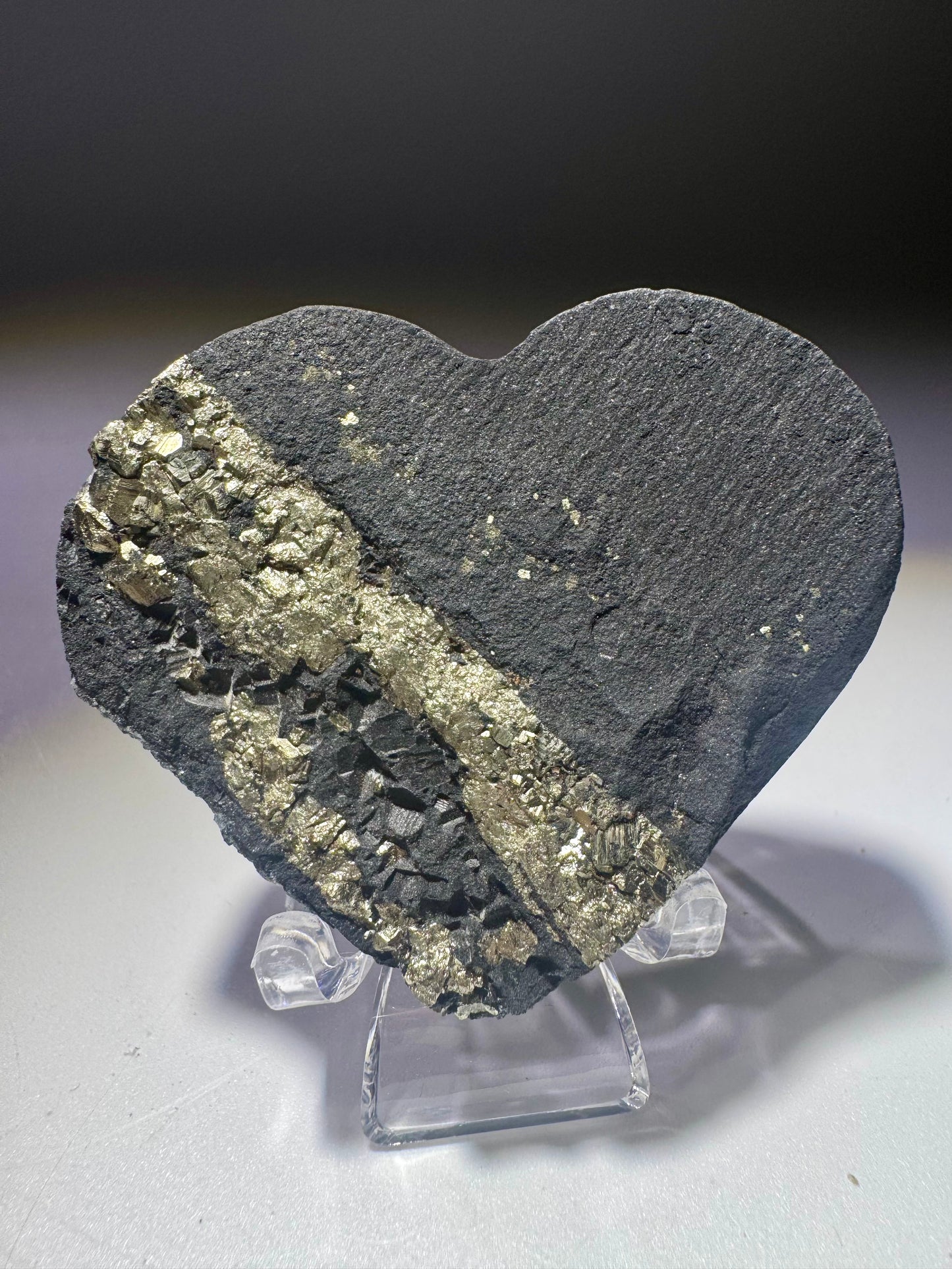 Schungit Herz mit Pyrit Kristallen aus Brasilien – 5.3 cm, 53 g, Schutzstein gegen elektromagnetische Strahlung