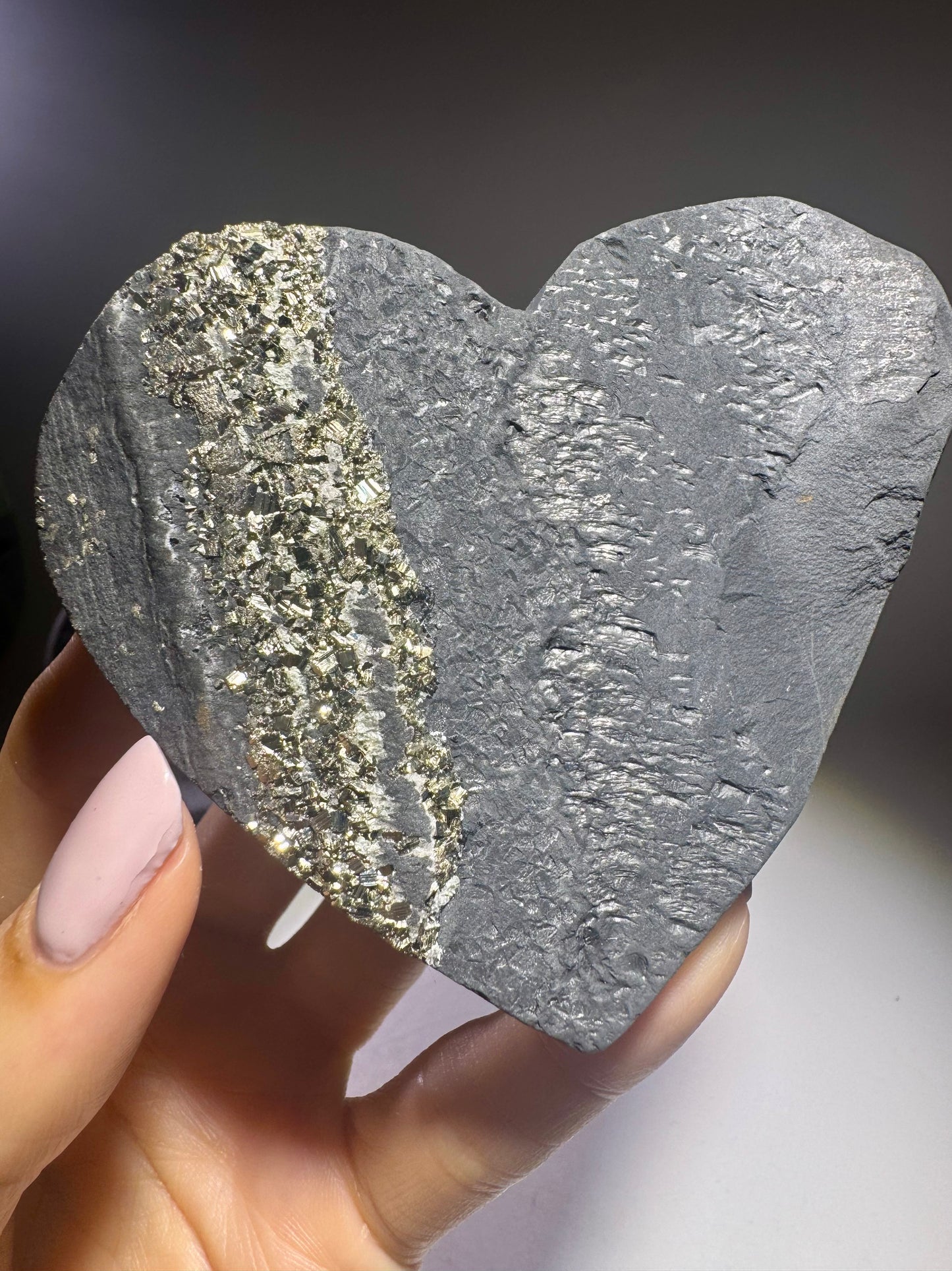 Schungit Herz mit Pyrit Kristallen aus Brasilien – 9 cm, 221 g, Schutz vor elektromagnetischer Strahlung & Energieausgleich