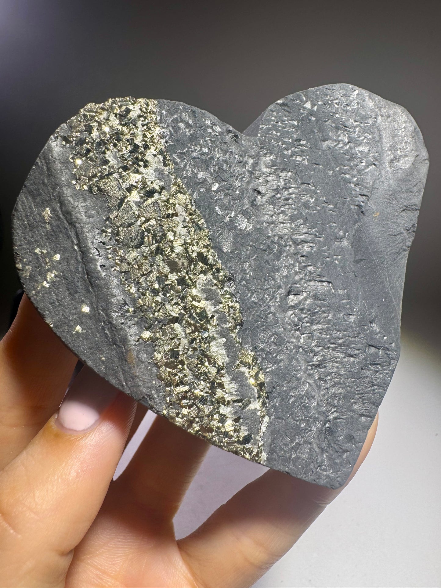 Schungit Herz mit Pyrit Kristallen aus Brasilien – 9 cm, 221 g, Schutz vor elektromagnetischer Strahlung & Energieausgleich
