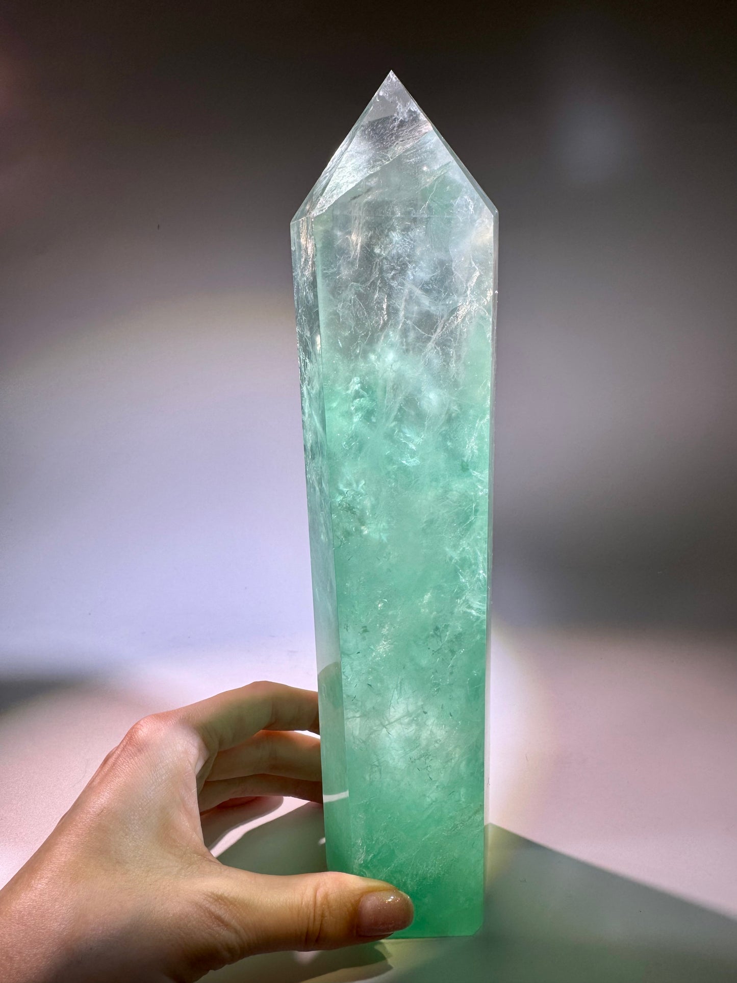 Mintgrüne Fluorit-Spitze aus Brasilien – 25.5 cm, 1.7 kg – seltenes Unikat in Extraqualität für Klarheit & Harmonie