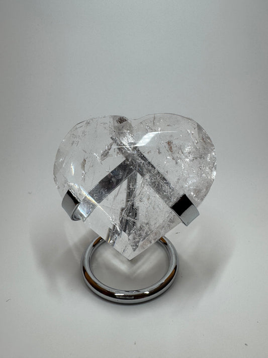 Bezauberndes facettiertes Bergkristall Herz - 7.5cm, 151g