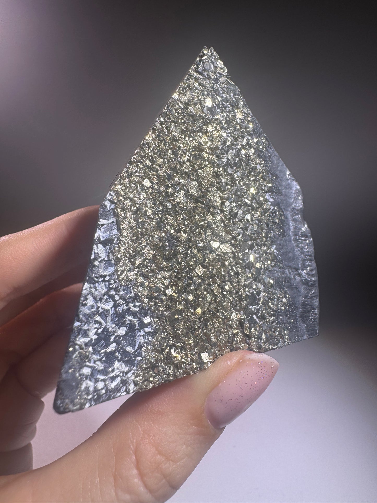 Schungit-Pyramide mit Pyrit Kristallen – 7 cm, 233 g – Schutz, Glück & Energie-Ausgleich, Unikat aus Brasilien