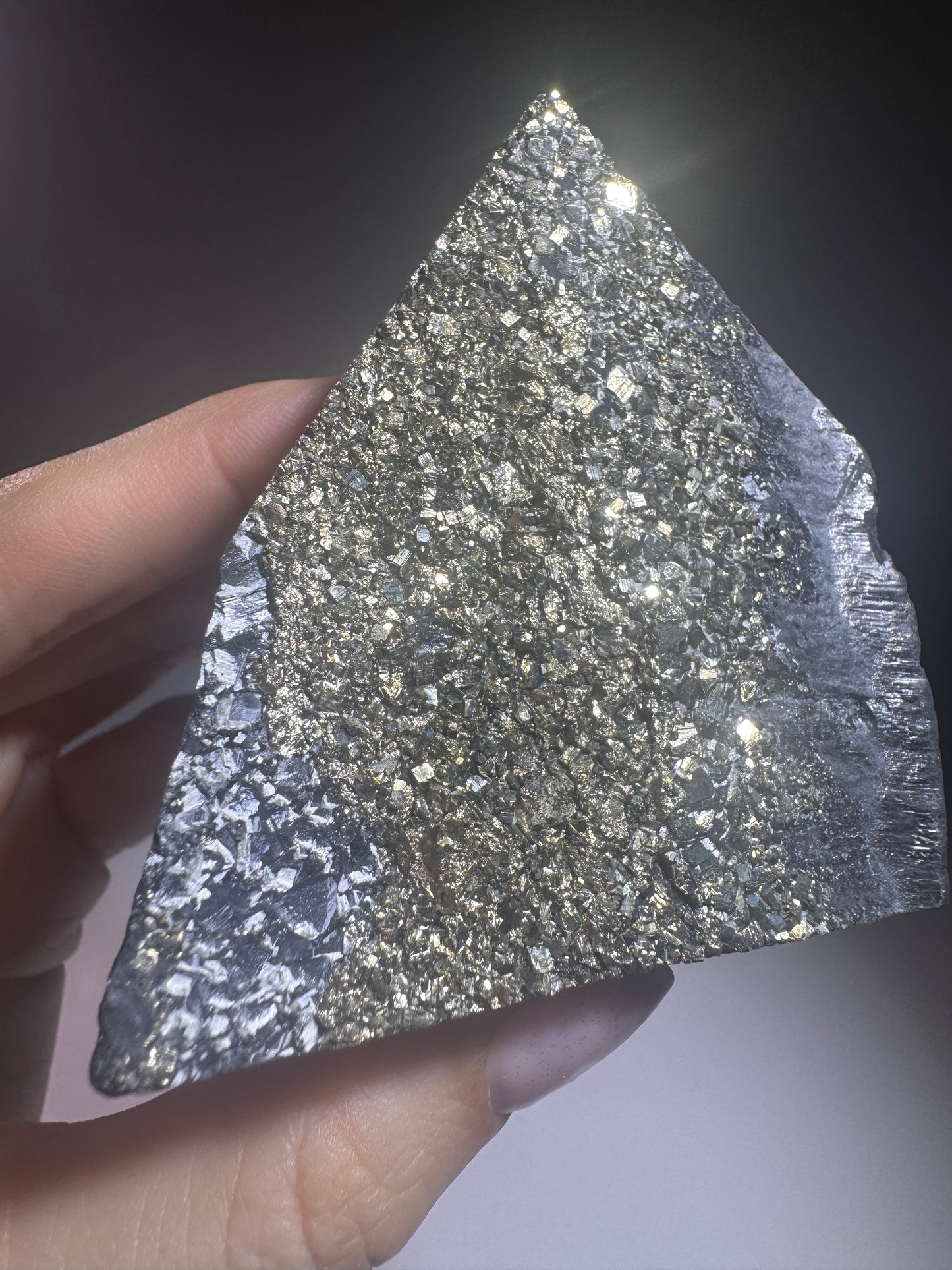 Schungit-Pyramide mit Pyrit Kristallen – 7 cm, 233 g – Schutz, Glück & Energie-Ausgleich, Unikat aus Brasilien