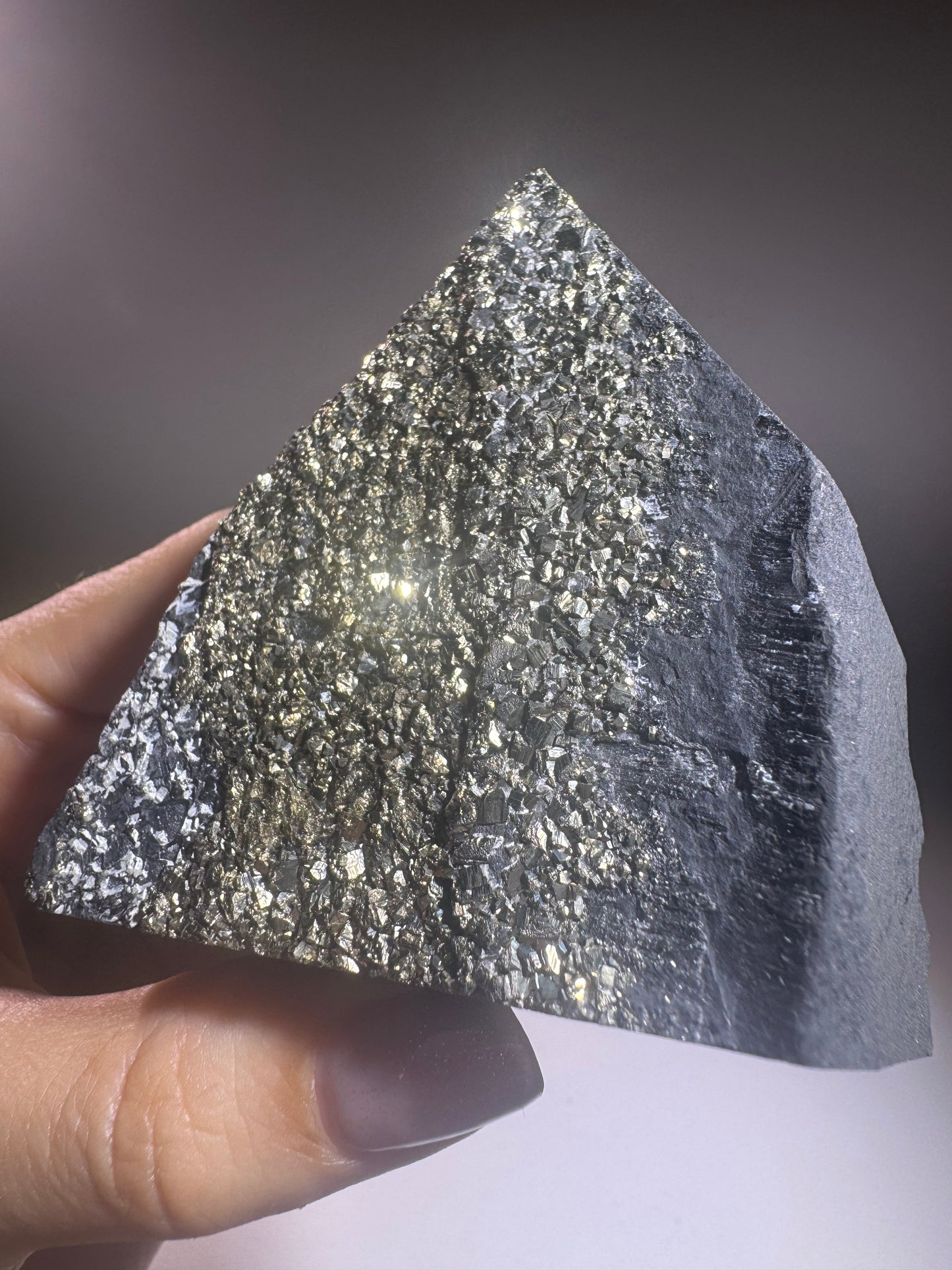 Schungit-Pyramide mit Pyrit Kristallen – 7 cm, 233 g – Schutz, Glück & Energie-Ausgleich, Unikat aus Brasilien