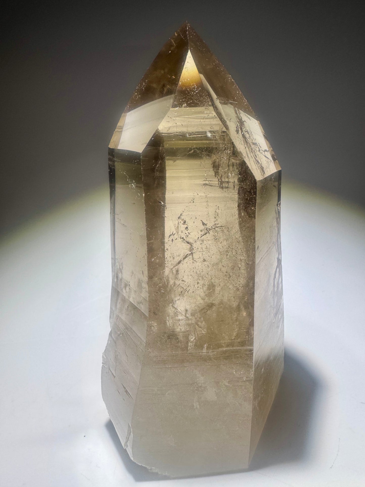 Pointe de quartz fumé lémurien – naturel | 13 cm | 559 g (qualité 1A)