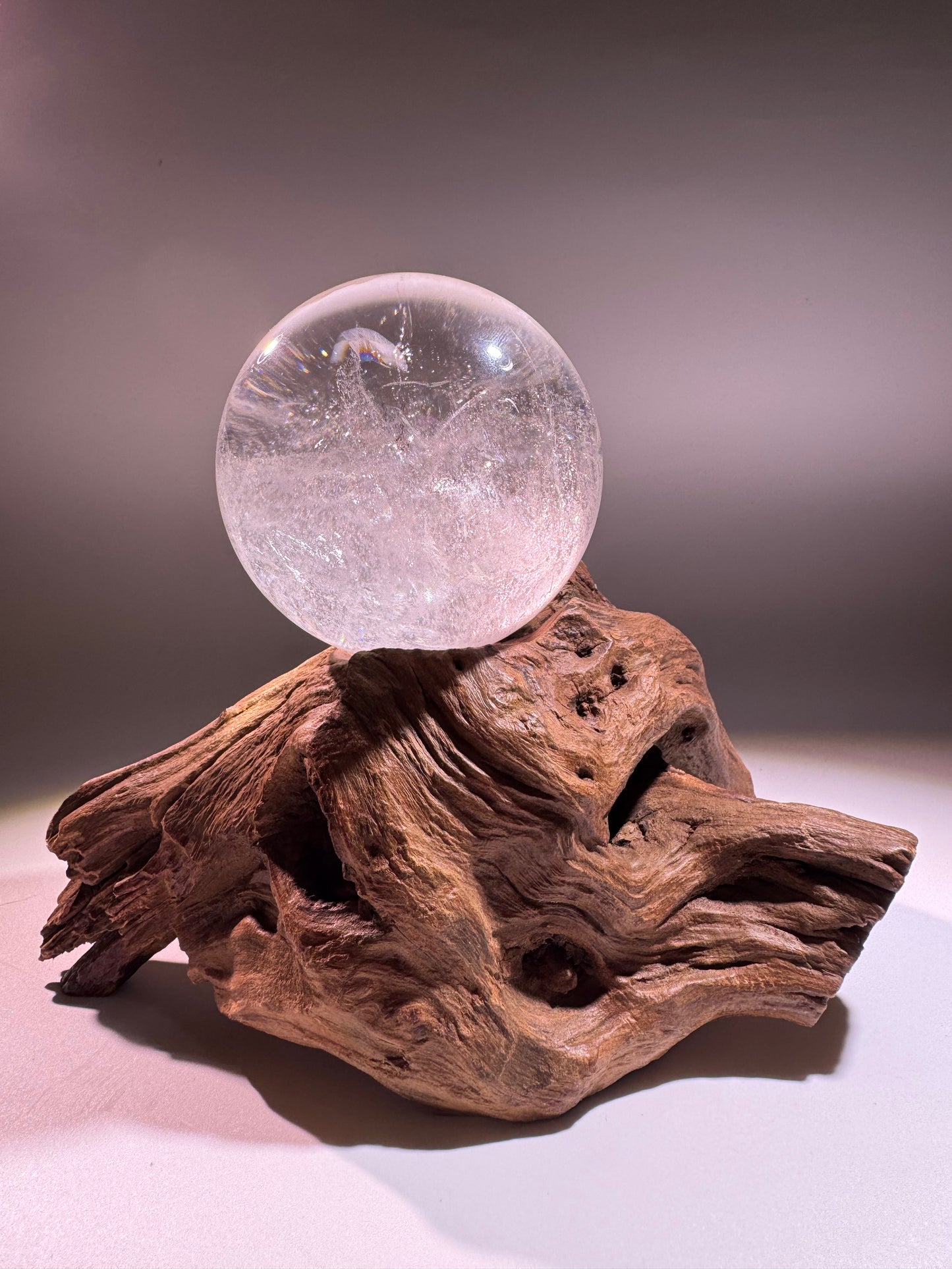 Ultra klare Bergkristall-Kugel mit Regenbogen – 7.2 cm, 540 g – Meisterqualität mit Holzständer, Unikat aus Brasilien