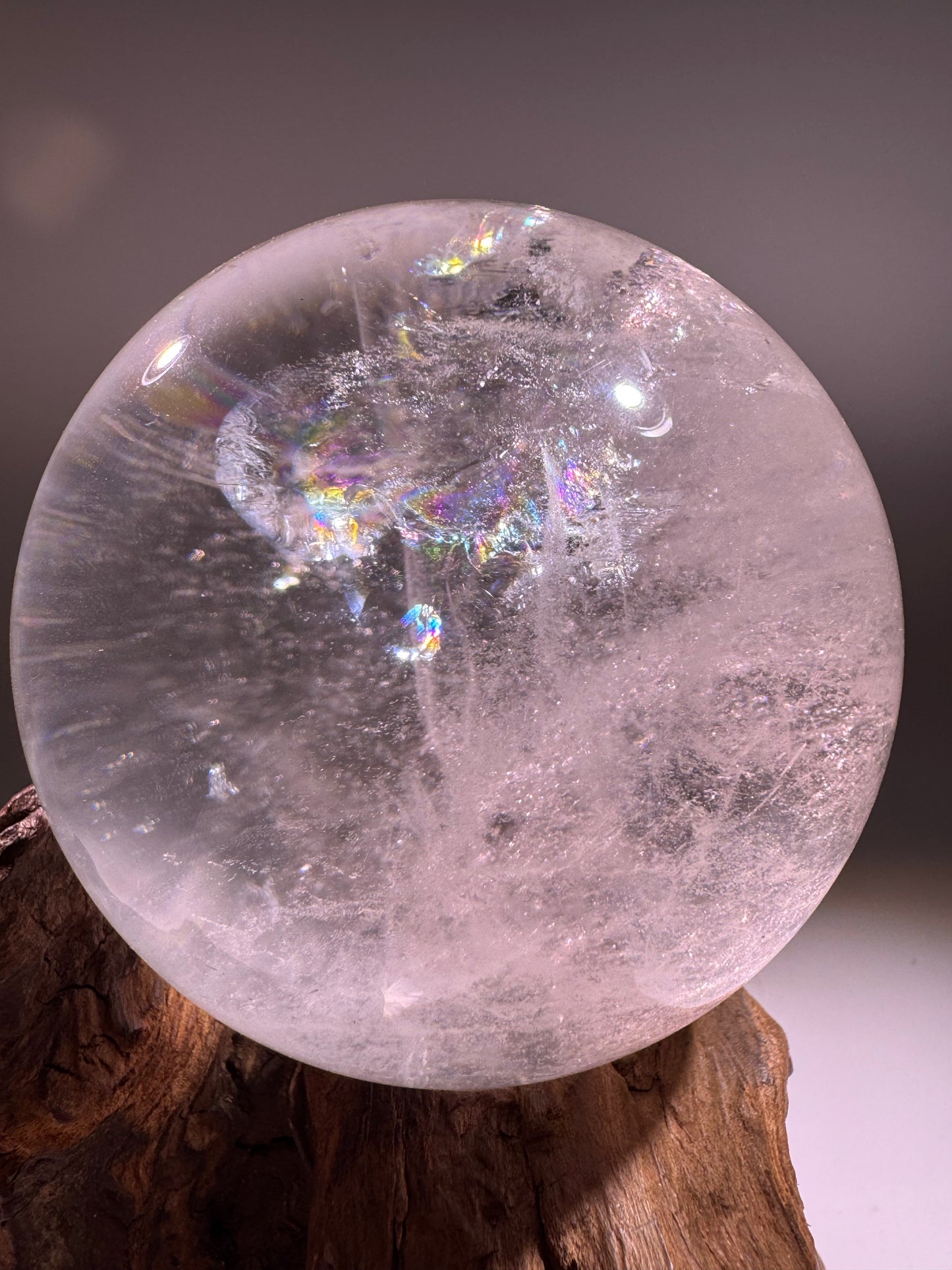 Ultra klare Bergkristall-Kugel mit Regenbogen – 7.2 cm, 540 g – Meisterqualität mit Holzständer, Unikat aus Brasilien