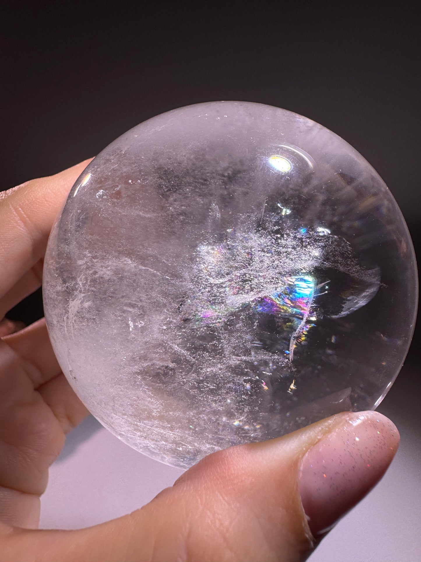 Ultra klare Bergkristall-Kugel mit Regenbogen – 7.2 cm, 540 g – Meisterqualität mit Holzständer, Unikat aus Brasilien
