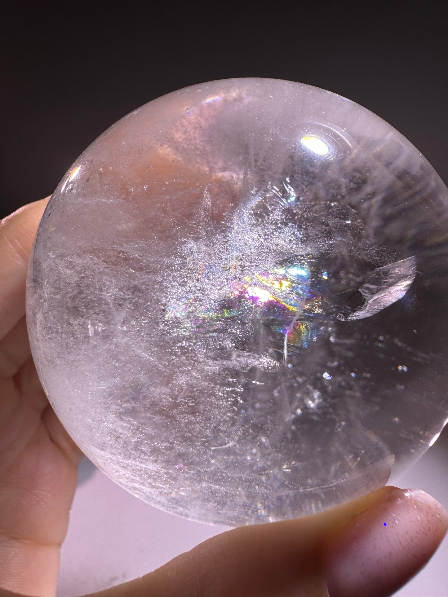 Ultra klare Bergkristall-Kugel mit Regenbogen – 7.2 cm, 540 g – Meisterqualität mit Holzständer, Unikat aus Brasilien