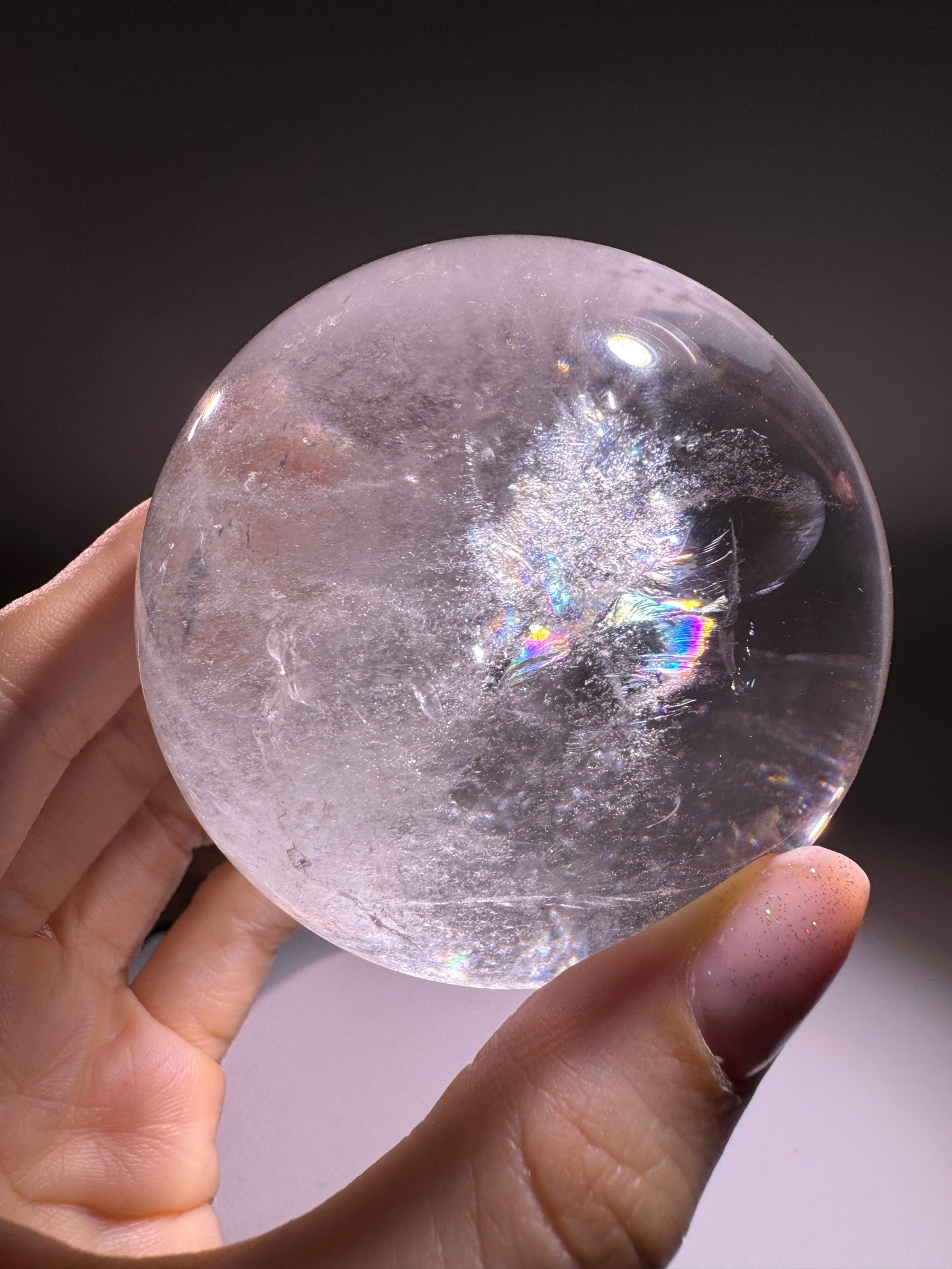 Ultra klare Bergkristall-Kugel mit Regenbogen – 7.2 cm, 540 g – Meisterqualität mit Holzständer, Unikat aus Brasilien