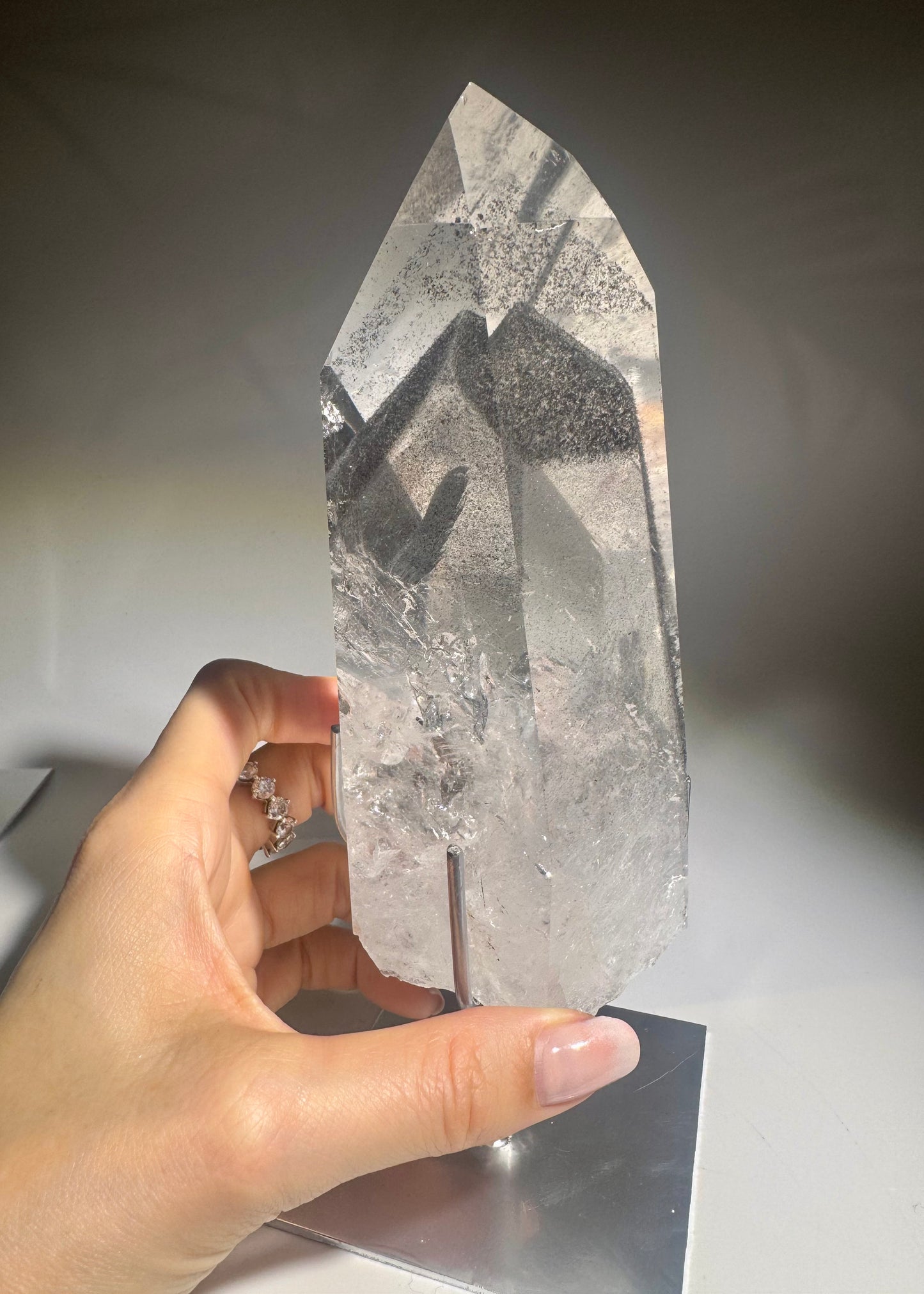 Lémurien Phantom Noir Premium Bergkristall 21 cm | 912 g - ultra clair