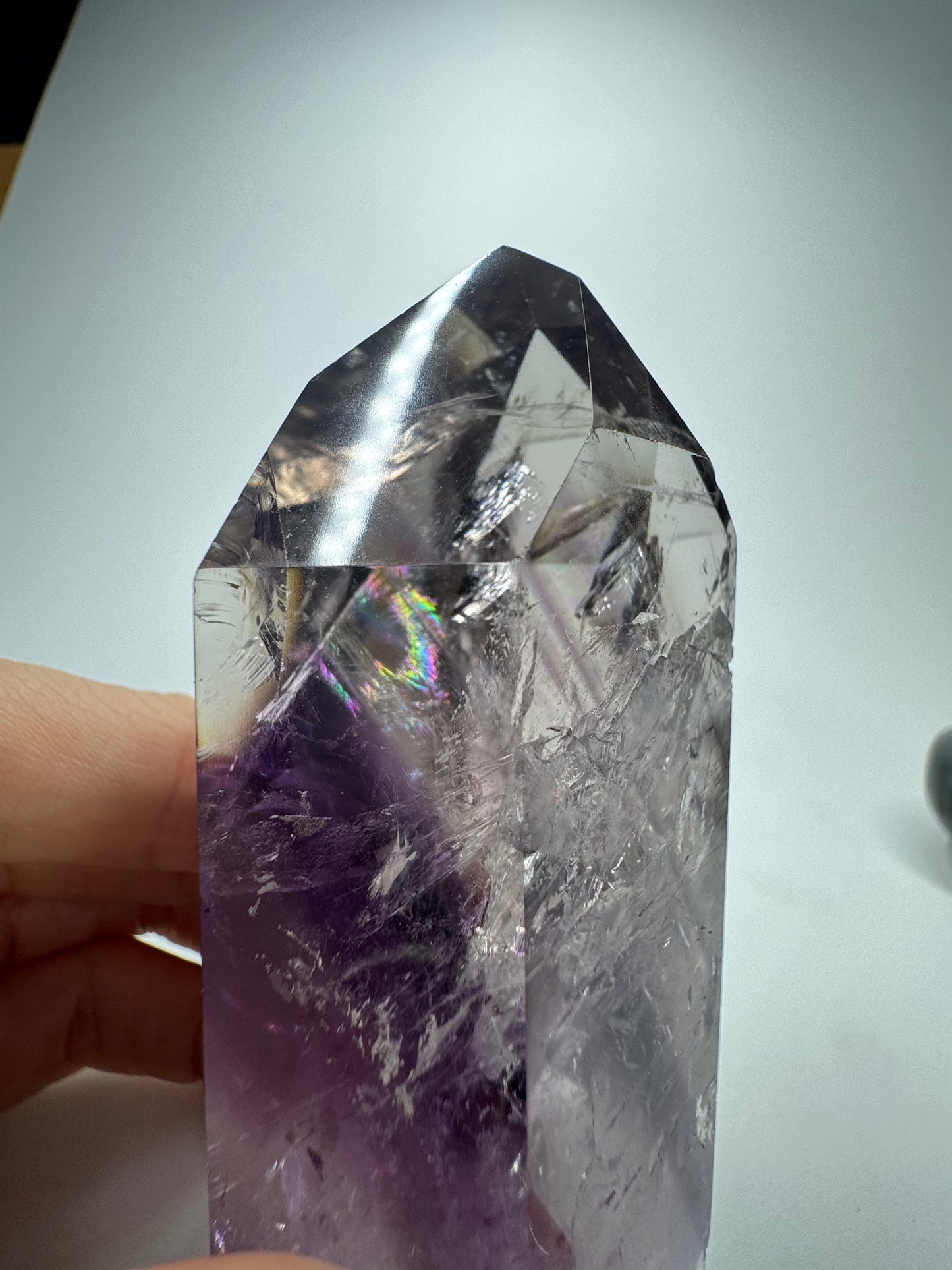 Exklusive klare Phantom Amethyst Spitze mit Regenbogen - 8.5cm
