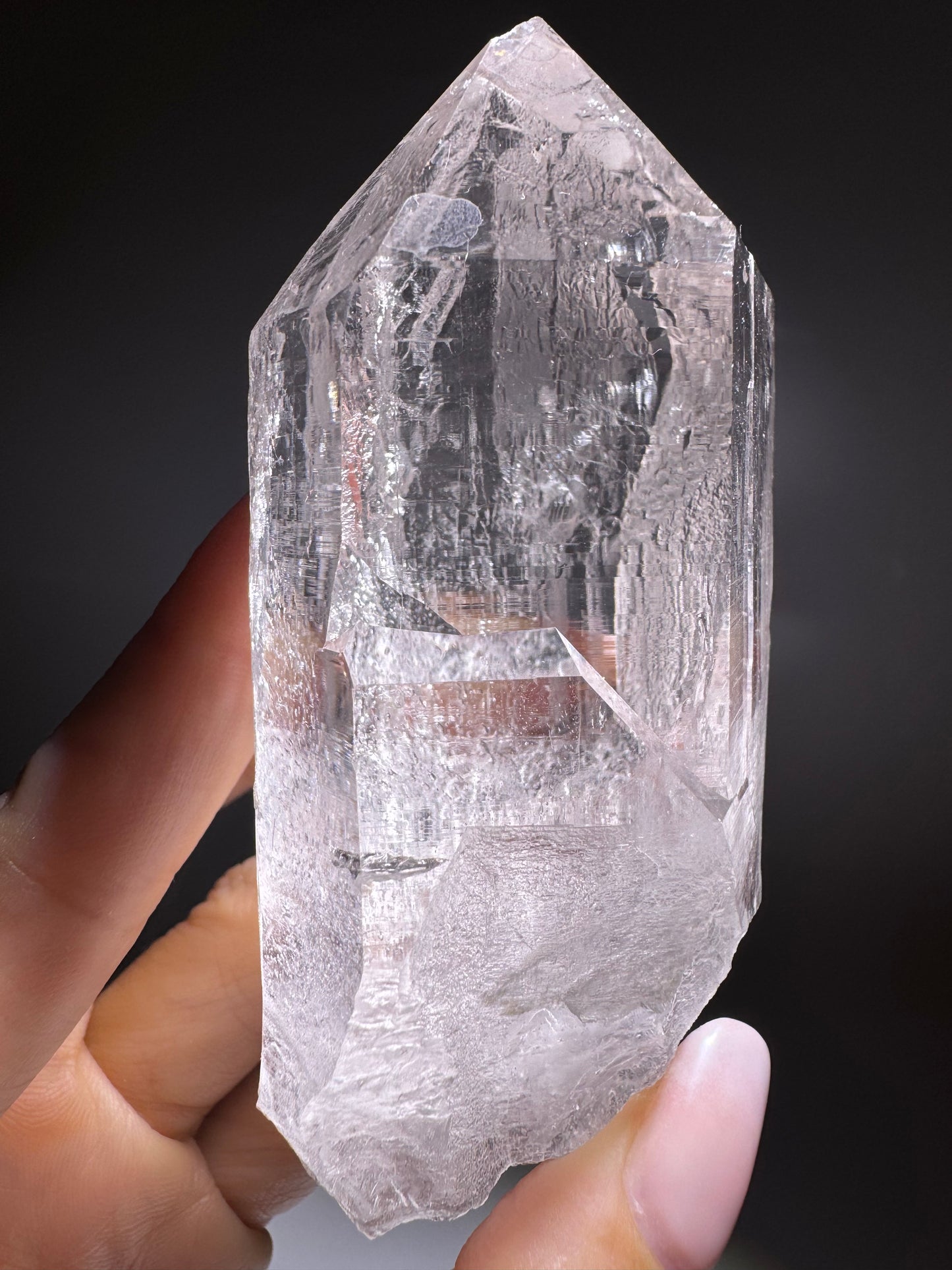 Ultraklare Himalaya-Quarzspitze 9.4 cm – Gletscherklar & mit lemurischen Linien