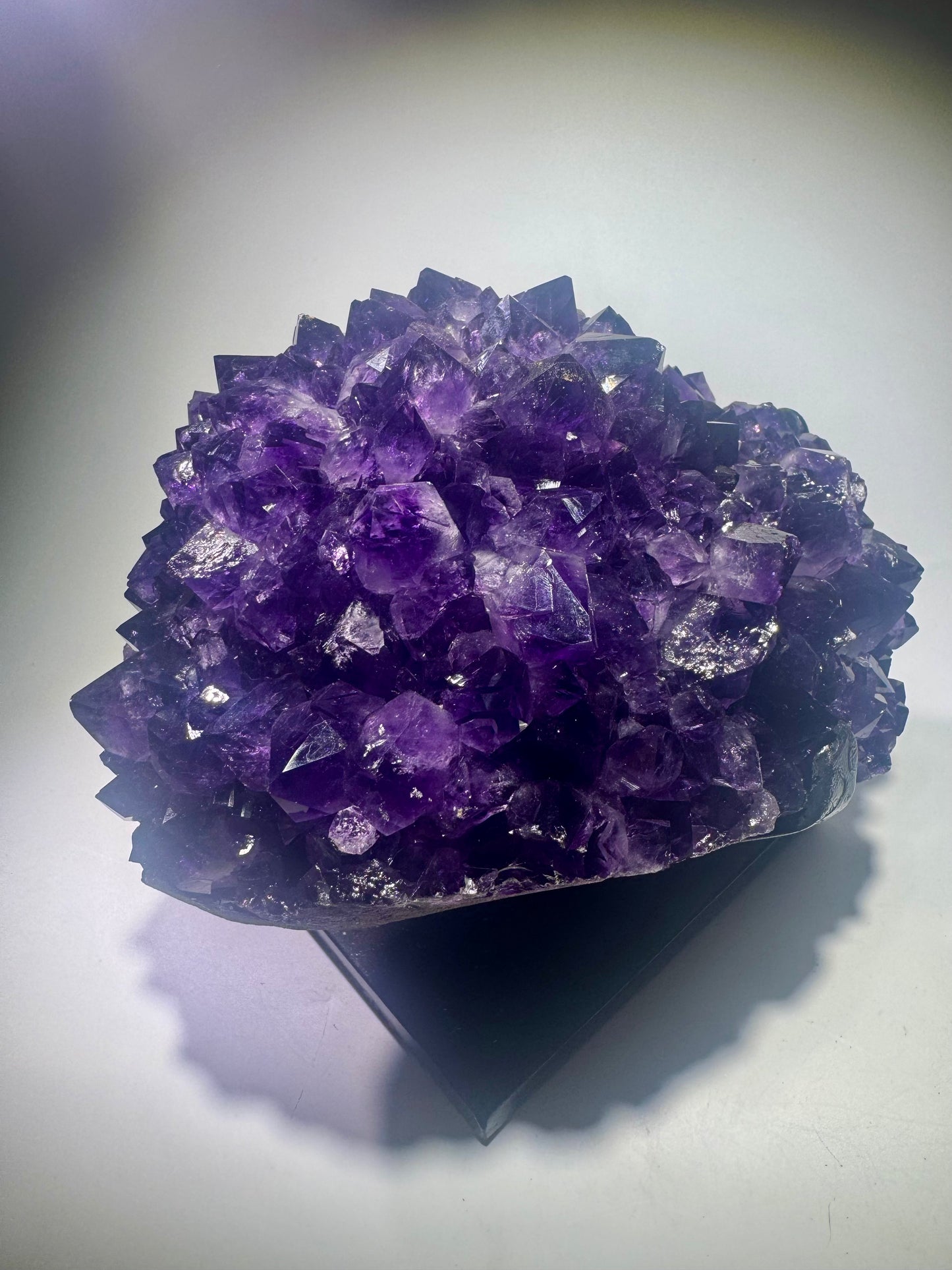 Riesige Amethystblüte aus Uruguay – Tieflila Stalaktit-Kristall mit 4 kg auf Ständer | UNIQUECRYSTALS