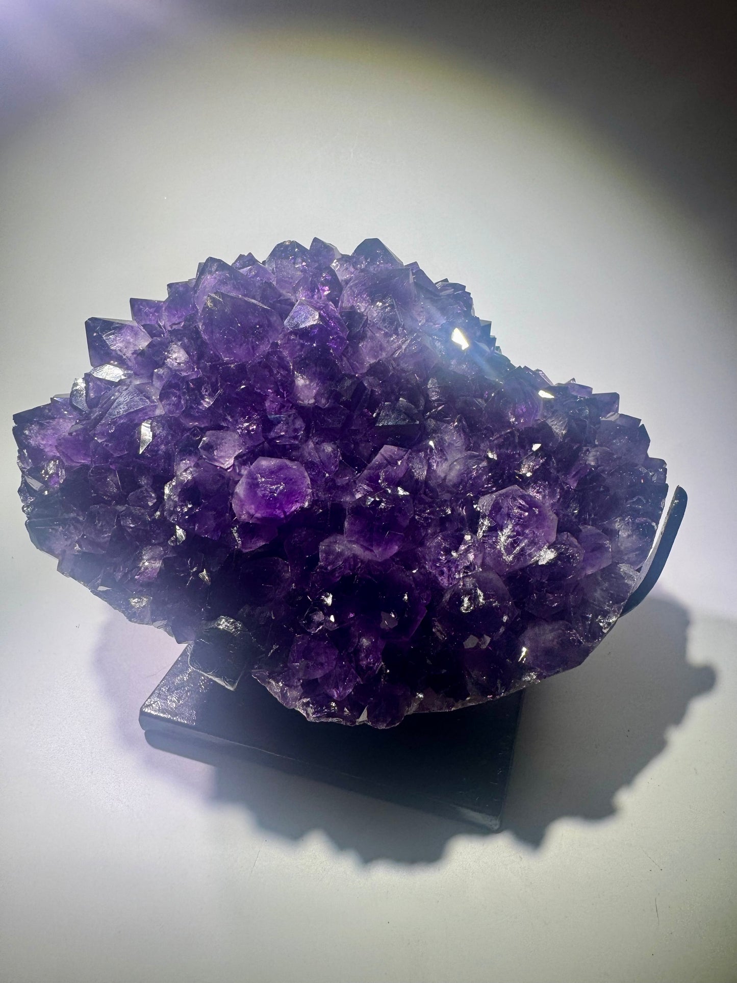 Riesige Amethystblüte aus Uruguay – Tieflila Stalaktit-Kristall mit 4 kg auf Ständer | UNIQUECRYSTALS