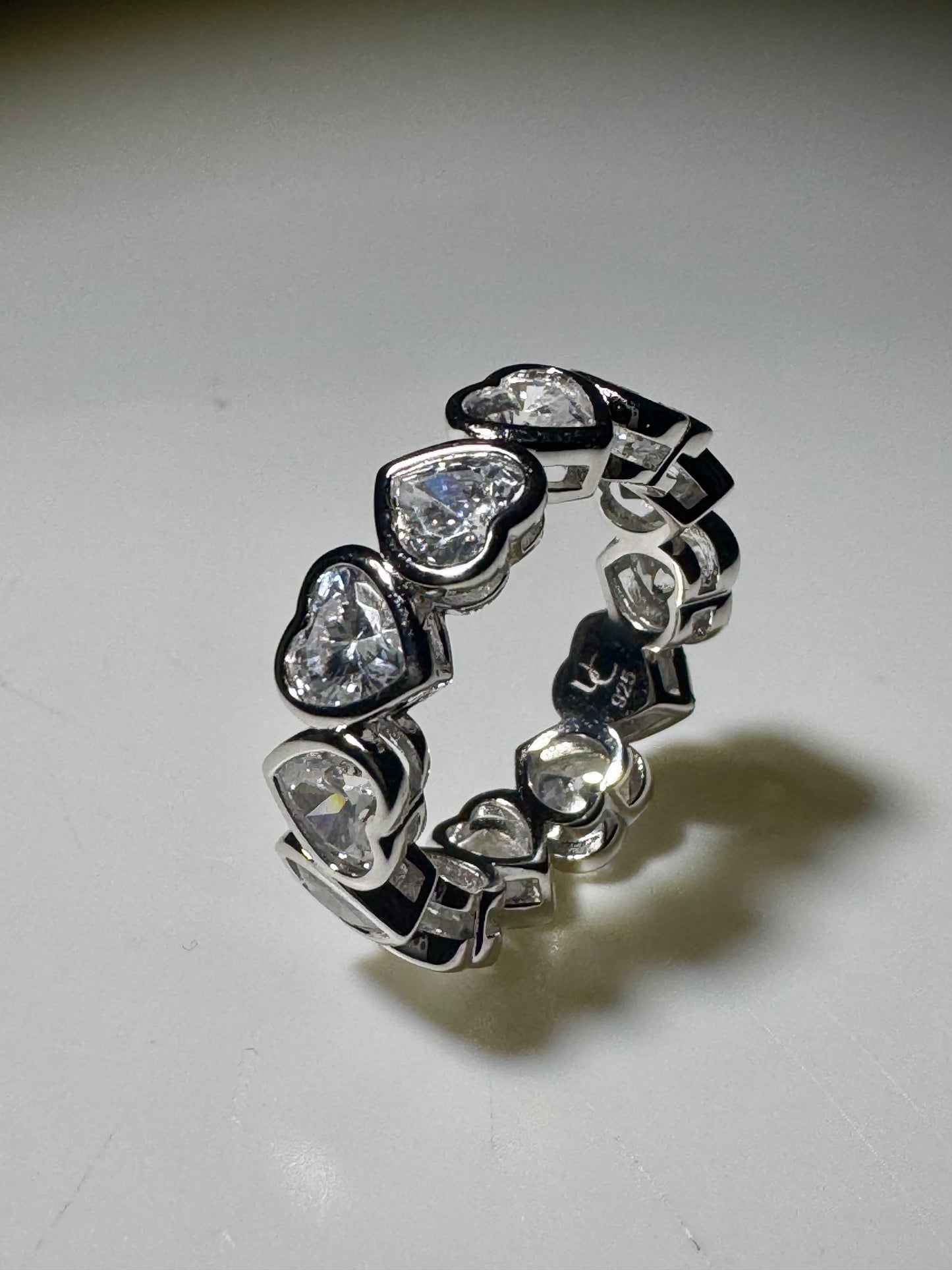 Anello a cuore con 12 cuori di moissanite – Argento 925 con 2,5 micron di placcatura in rosa, oro chiaro o argento