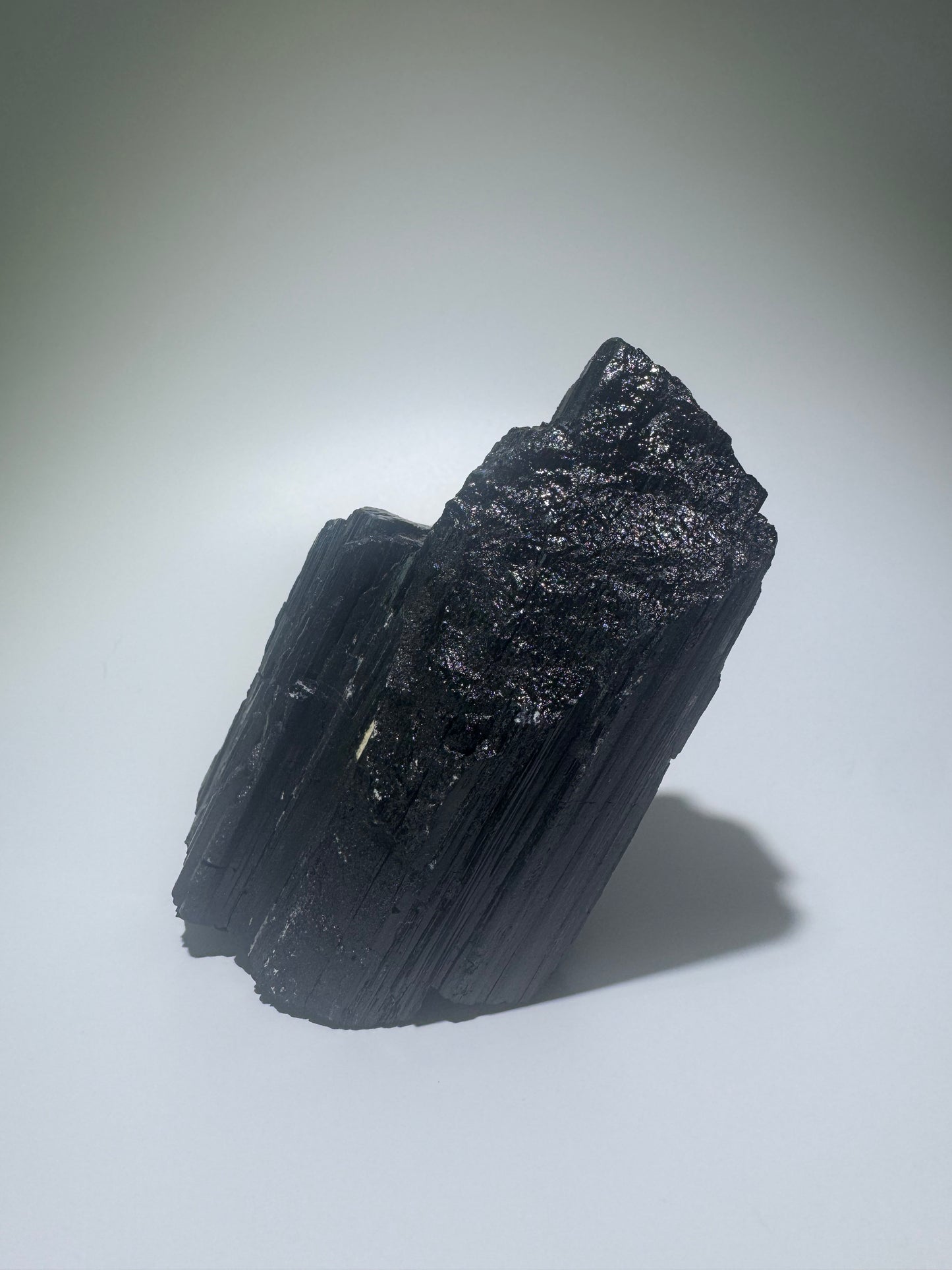 Roher schwarzer Turmalin – 532g Schutzstein aus Brasilien, Naturkristall zur Erdung & Energiearbeit – 10x7cm Unikat