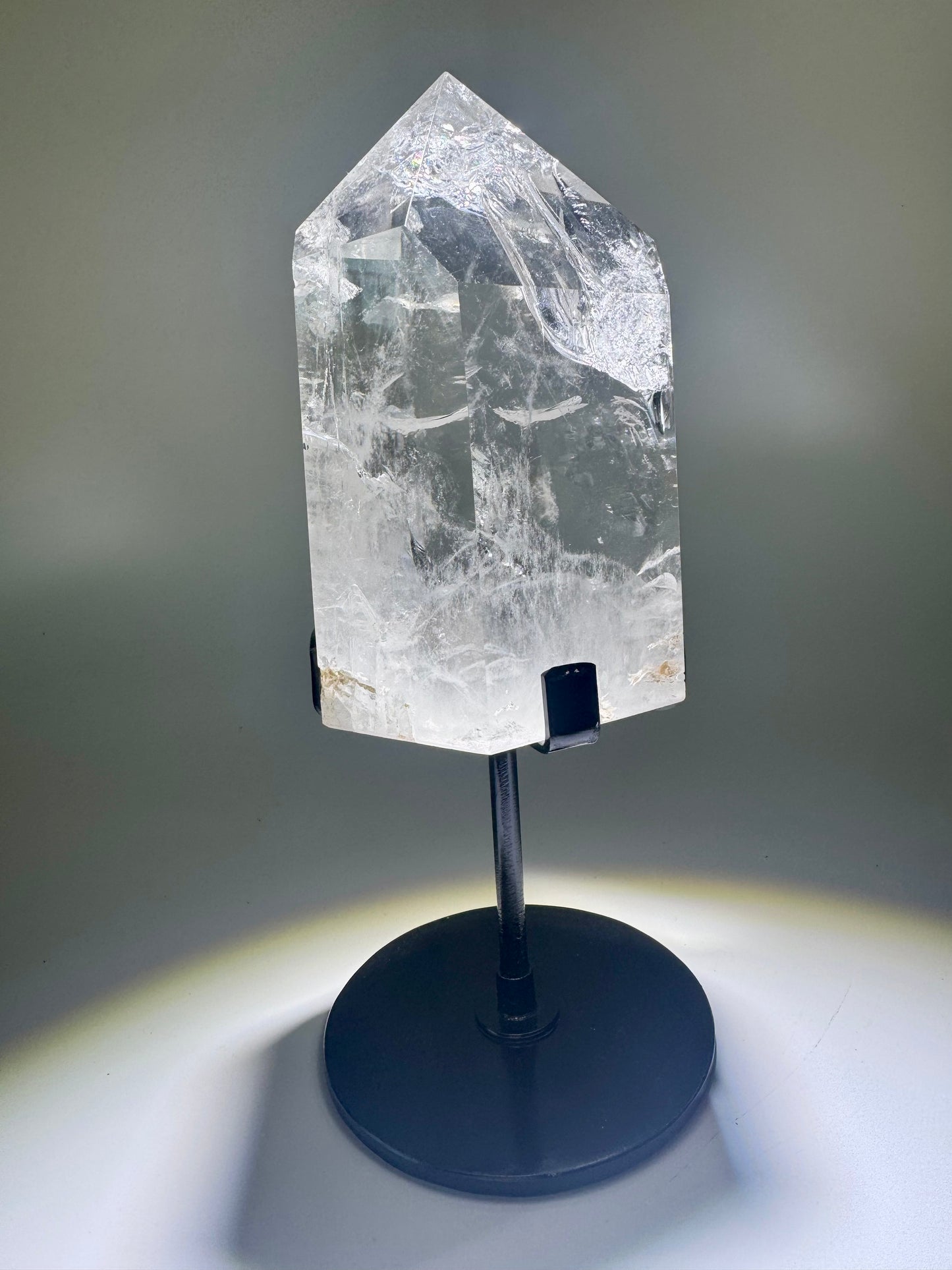 Klare Bergkristallspitze mit Regenbogen & Ständer – 768g, 11.5cm – Extra Qualität aus Brasilien