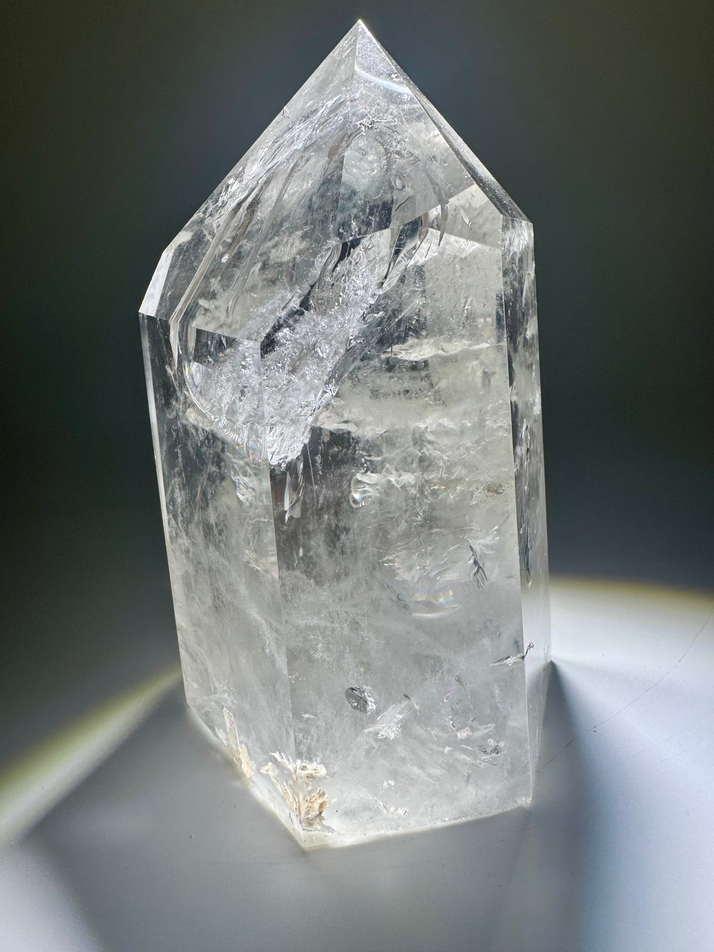 Klare Bergkristallspitze mit Regenbogen & Ständer – 768g, 11.5cm – Extra Qualität aus Brasilien