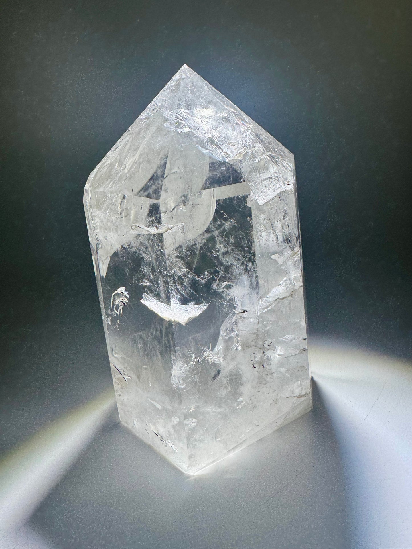 Klare Bergkristallspitze mit Regenbogen & Ständer – 768g, 11.5cm – Extra Qualität aus Brasilien